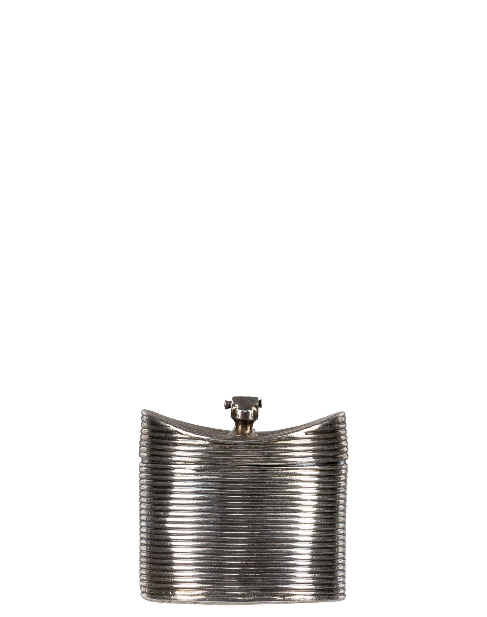 Vintage Belgium 800 Silver Pills Box: Belgique Boîte à pilules vintage en argent 800 de Belgique Pillulier en argent .800 Belge, poinçon à l'interieur Poids : 16.1 g Dimension: 1 1/2" x 1" x 1 1/2" - 