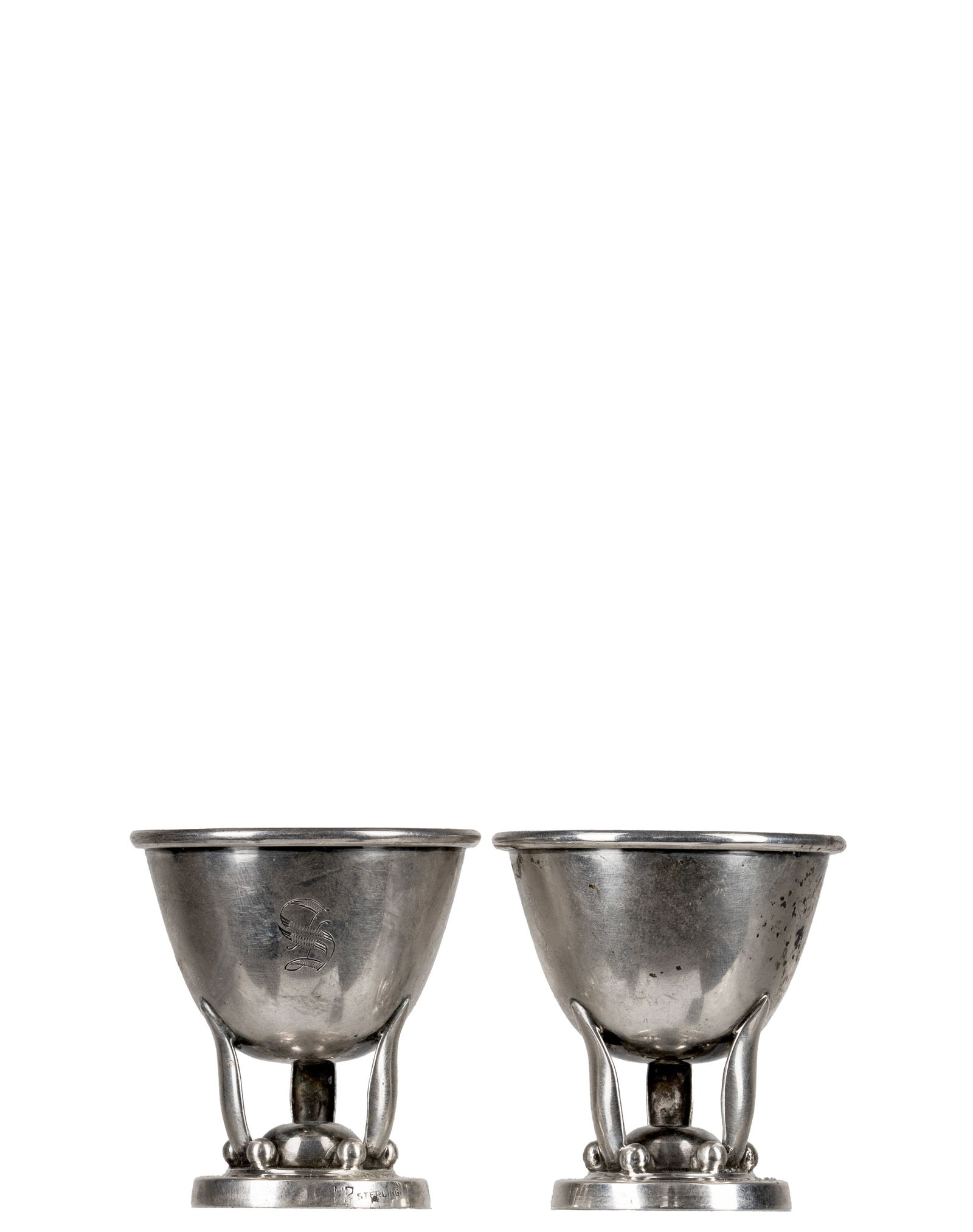 Carl Paul Peterson - Pair of Silver eggs stand: Carl Paul Peterson Paire de Porte-Oeuf en argent Paire de porte-oeufs en argent signé P.P et pesant 62.9gr total Dimension: 2" haut x 1 7/8" large 5cm high x 4.5cm wide ------------- Carl