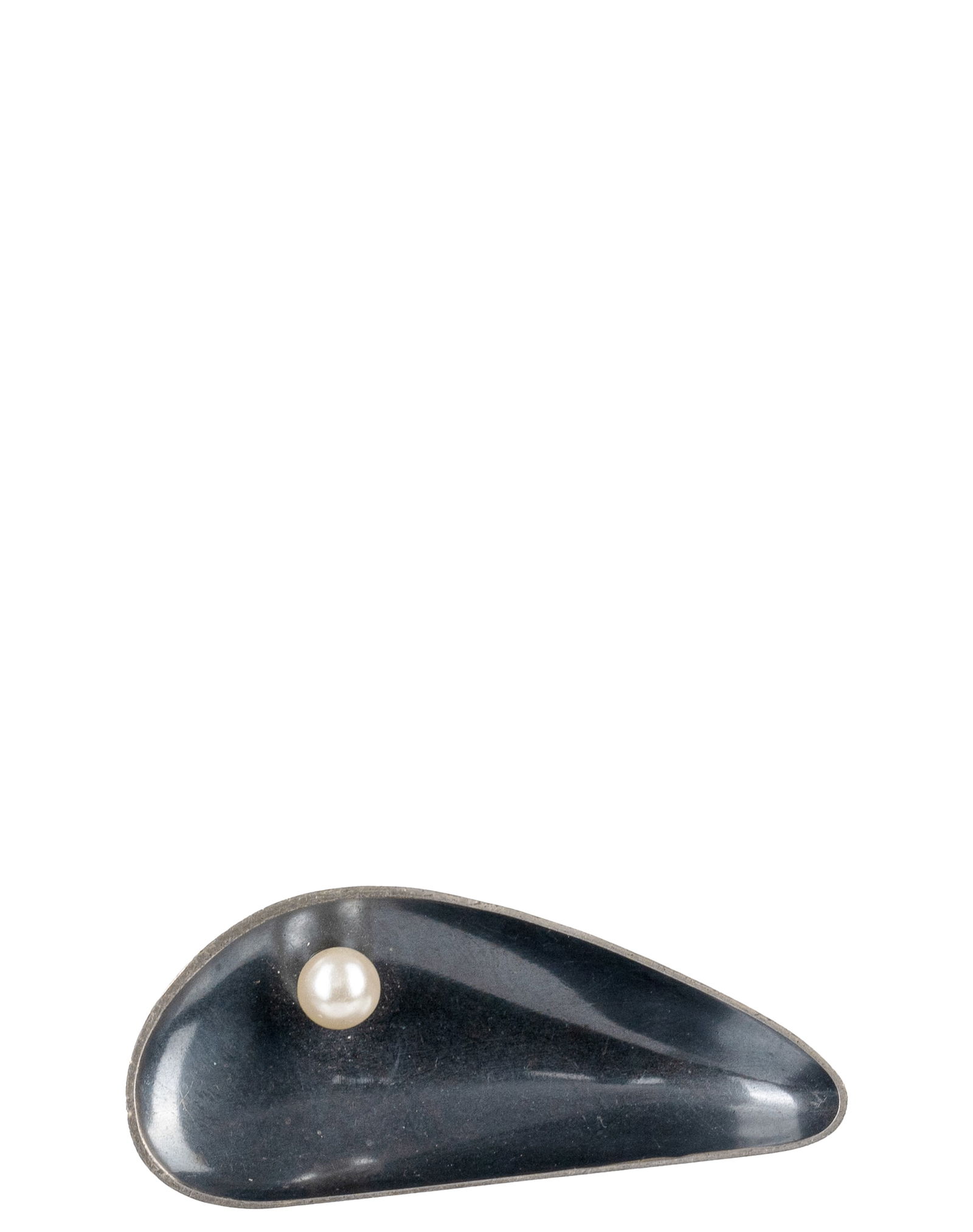 Beau - Silver Broach: Beau Broche en argent Argent sterling .925 Sertie de perle pesant 6.5gr Dimension: 7/8" haut x 2" large 2.1cm high x 5.3cm wide ------------- Beau Silver Broach Sterling silver .925 ornate by pearl