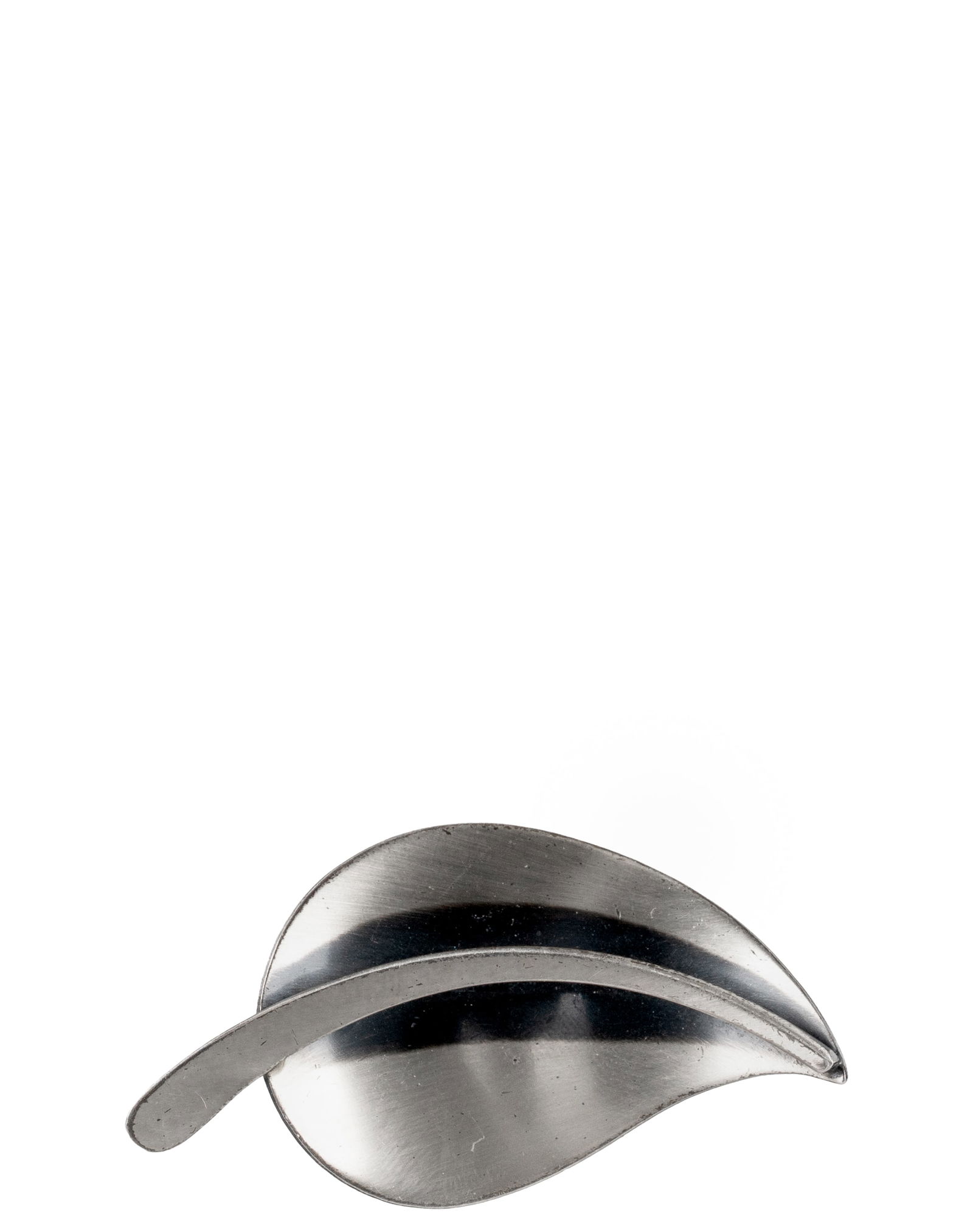 BEAU - Sterling Silver Leaf Brooch: BEAU Broche feuille en argent sterling Broche en argent sterling en forme de feuille, poinçon au dos BEAU Sterling Poids : 9.1 g Dimension: 2 1/4" x 1 1/4" - ------------- BEAU Sterling Silver Le