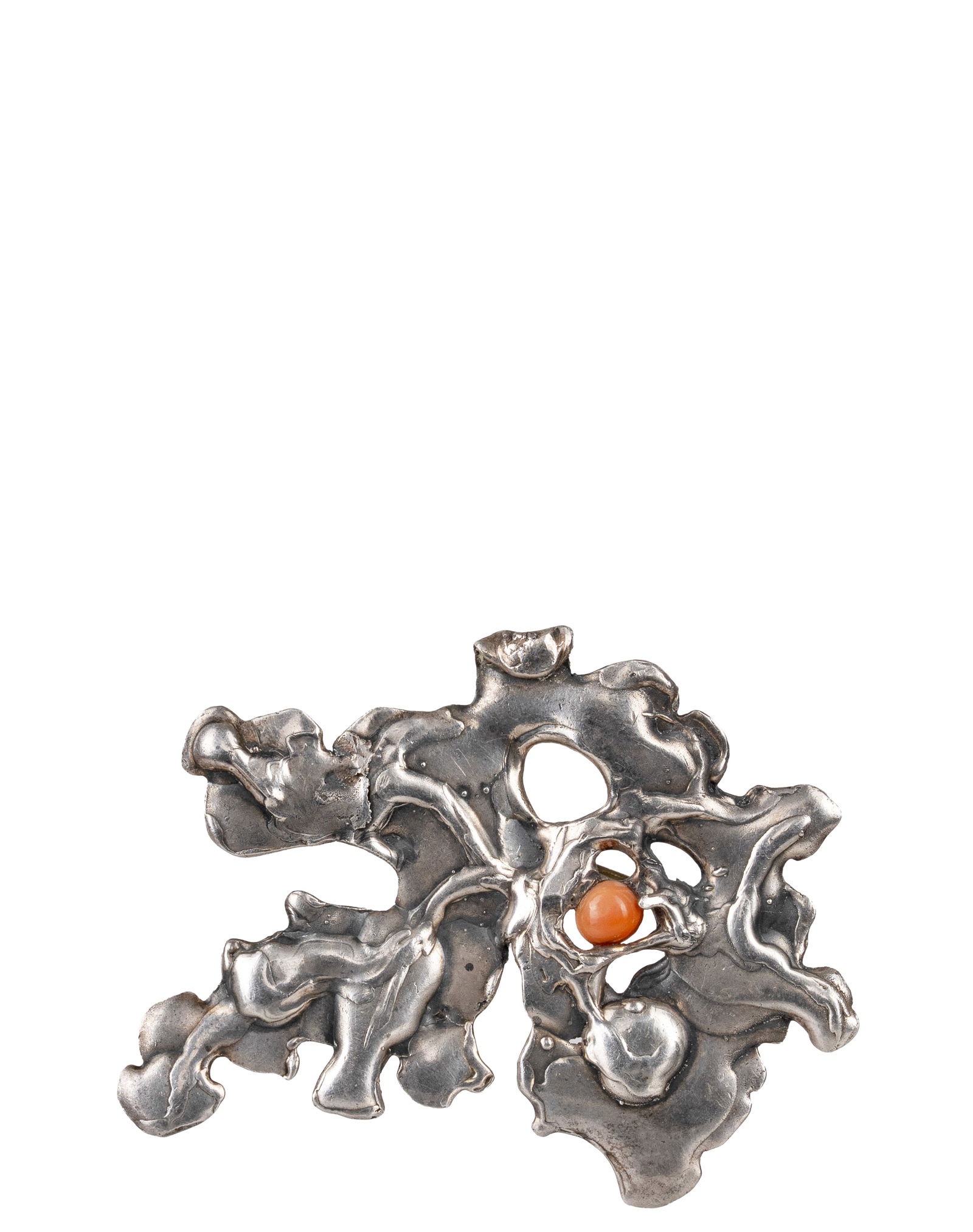 Brutalist Modernist Sterling Silver Brooch set with Red Coral: Broche brutaliste moderniste en argent sterling sertie de corail rouge Broche en argent sterling brutalist modernist, sertie d'un corail rouge, non signée Poids : 37.6 g Dimension: 2 1/2" x 2 1/2