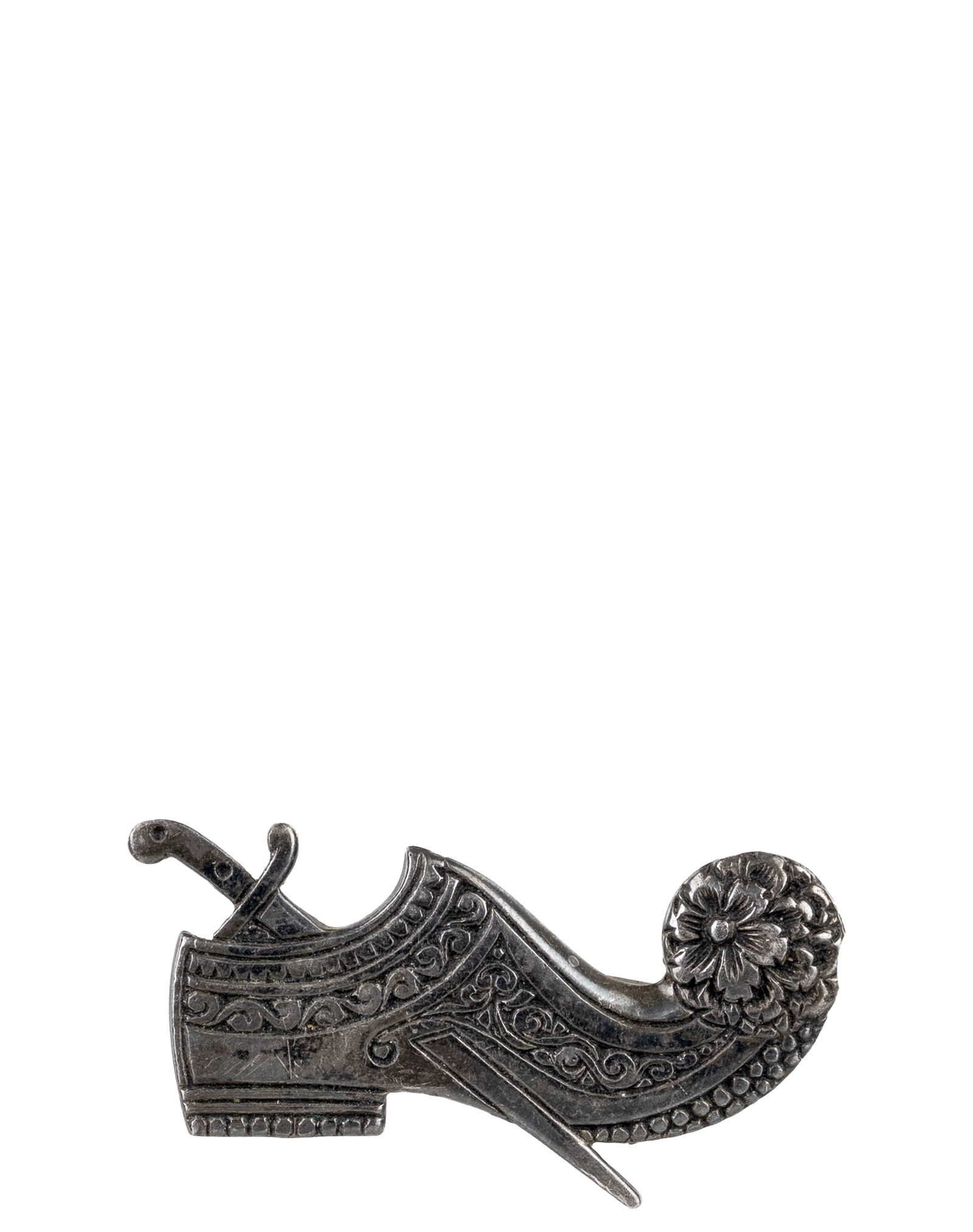 Antique 900 Silver Shoe and Sword Brooch: Broche ancienne en argent 900 représentant une chaussure et une épée Ancienne Broche en argent .900, representant un soulier et une epée Poids : 6.9 g Dimension: 1 3/4" x 1" 