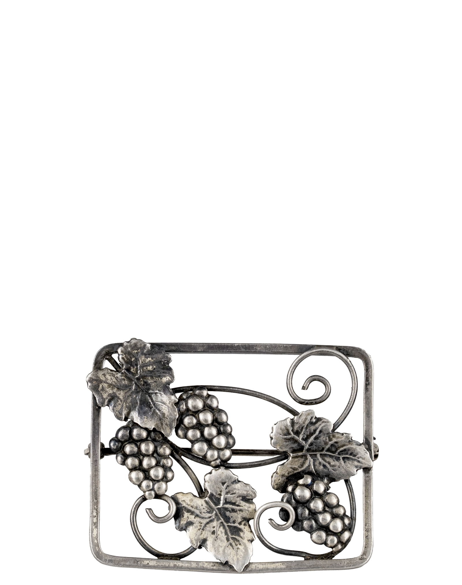 Antique Sterling Silver Vines Brooch: Broche ancienne en argent massif à motif de vigne Broche en argent sterling representant des vignes, poinçon au dos Poids : 12.4 g Dimension: 2" x 1 1/2" - ------------- Antique