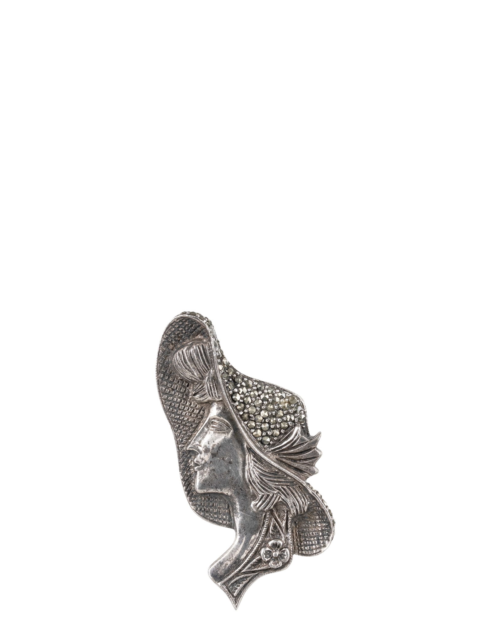 Sterling Silver Lady with hat Brooch: Broche en argent massif représentant une femme avec un chapeau Broche en argent representent une femme avec un chapeau, sertie de marcassites, tige de la broche brisé Poids : 17.8 g 