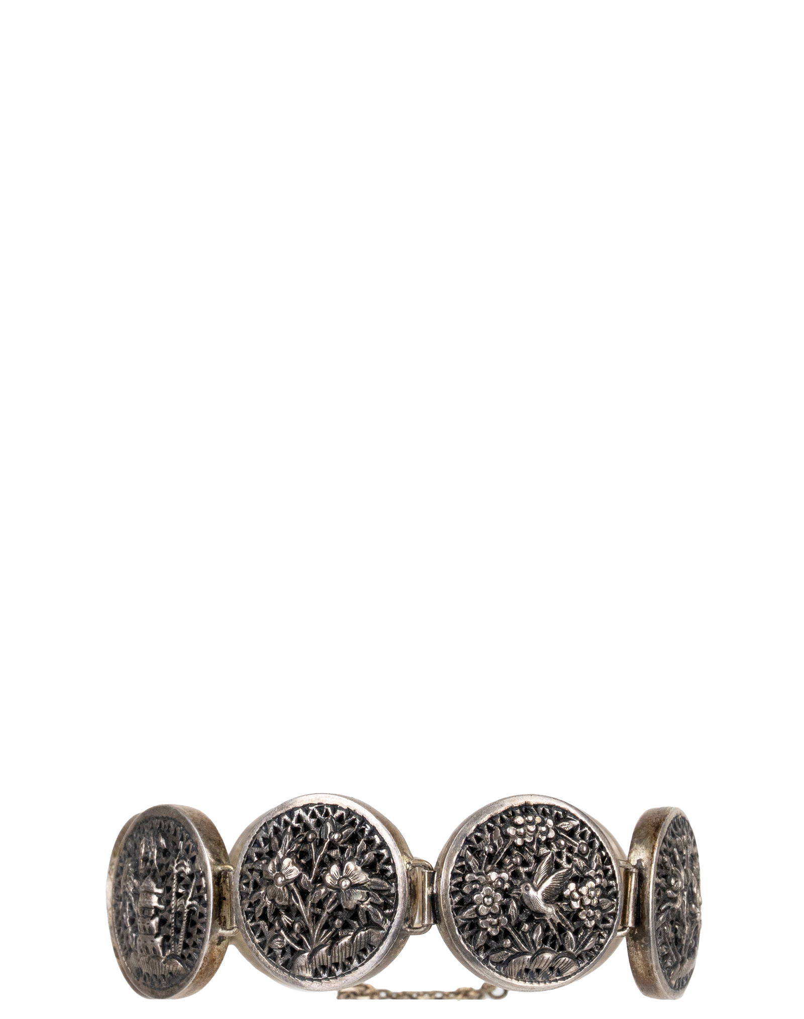 G.C - Vintage Silver Bracelet: G.C Bracelet en argent antique Bracelet en argent .900 Pesant 25.1gr Dimension: 8" pouces de long x .75" de large 20cm Long x 2cm wide ------------- G.C Vintage Silver Bracelet .900 silver