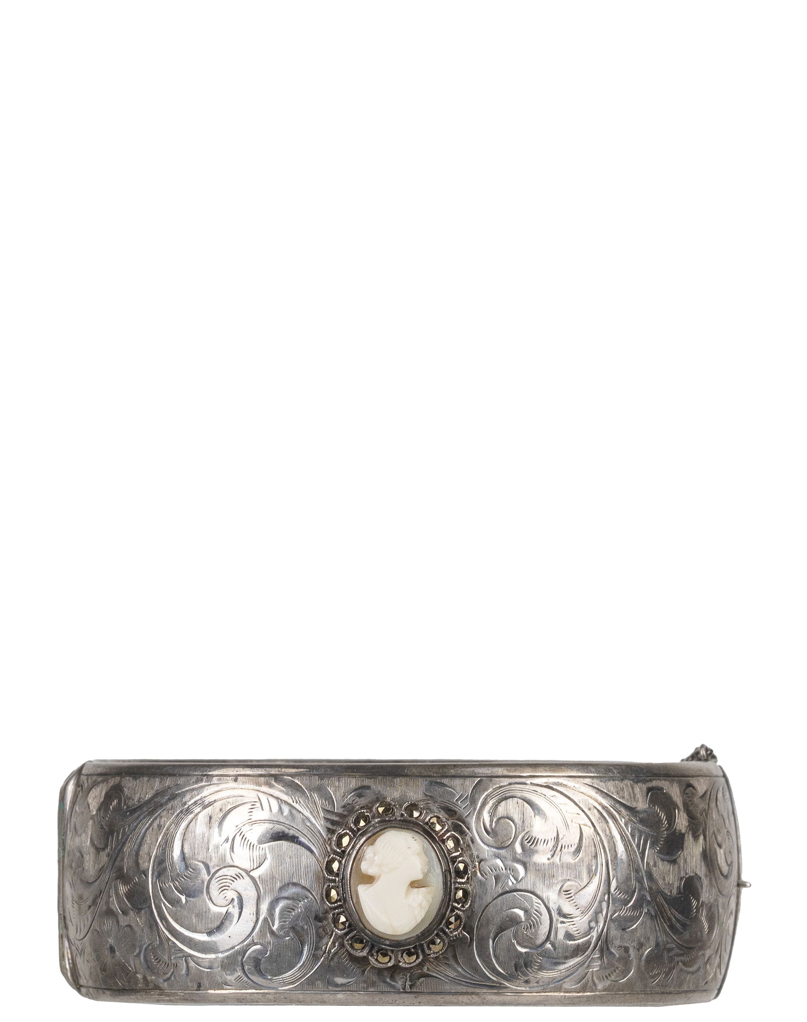Silver bracelet with a cameo: Bracelet en argent avec un caméo Bracelet en argent sterling orné d'un petit caméo, Poids:50gr Dimension: Diametre interieur 8" Interior diameter 20.3cm ------------- Silver