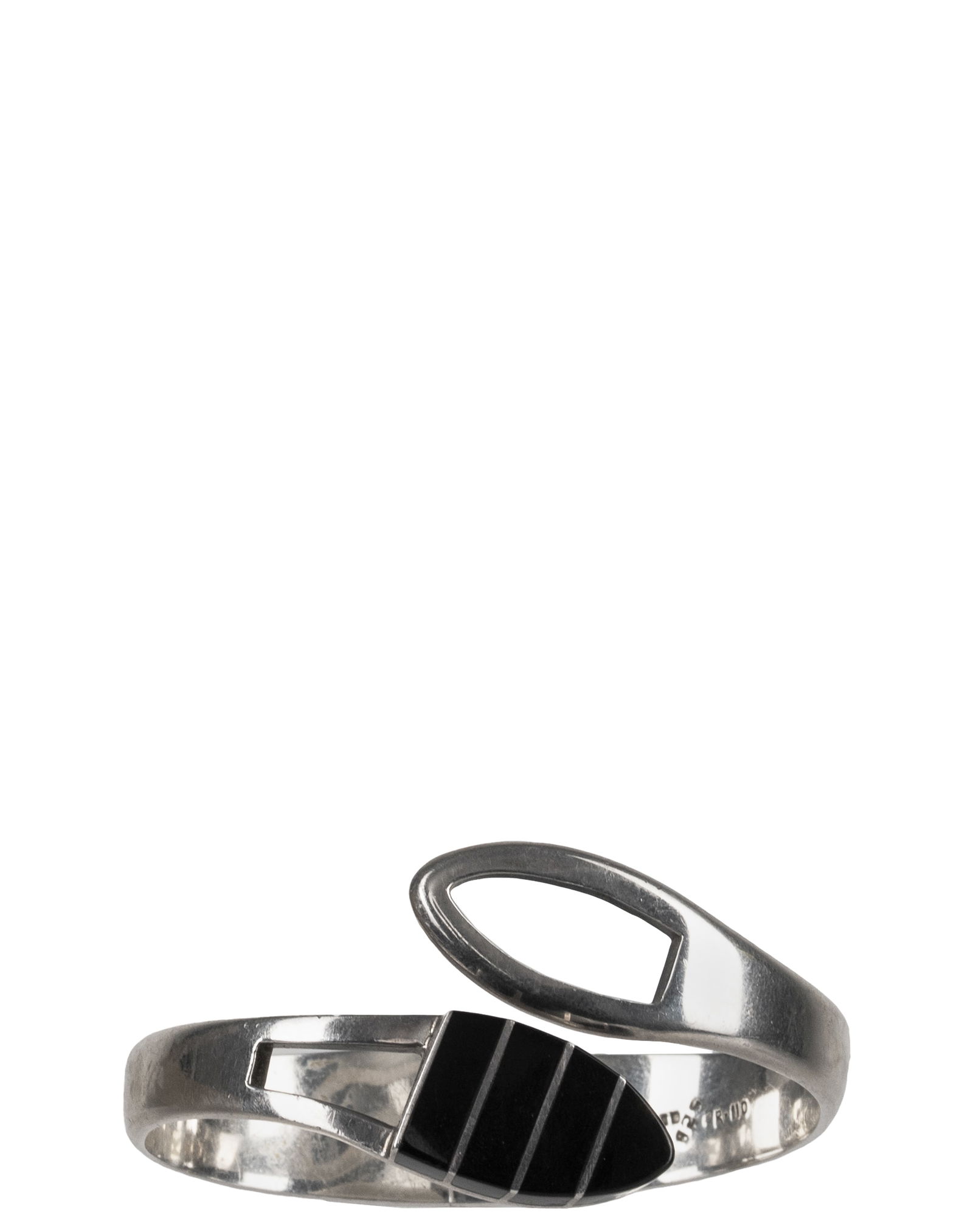 Sterling Silver Onyx Bracelet: Bracelet en argent sterling et onyx Bracelet en argent sterling sertie d'onyx , poinçons à l'interieur Poids : 54.6 g Dimension: 2 3/4" x 2" x 1 1/2" - ------------- Sterling Silver