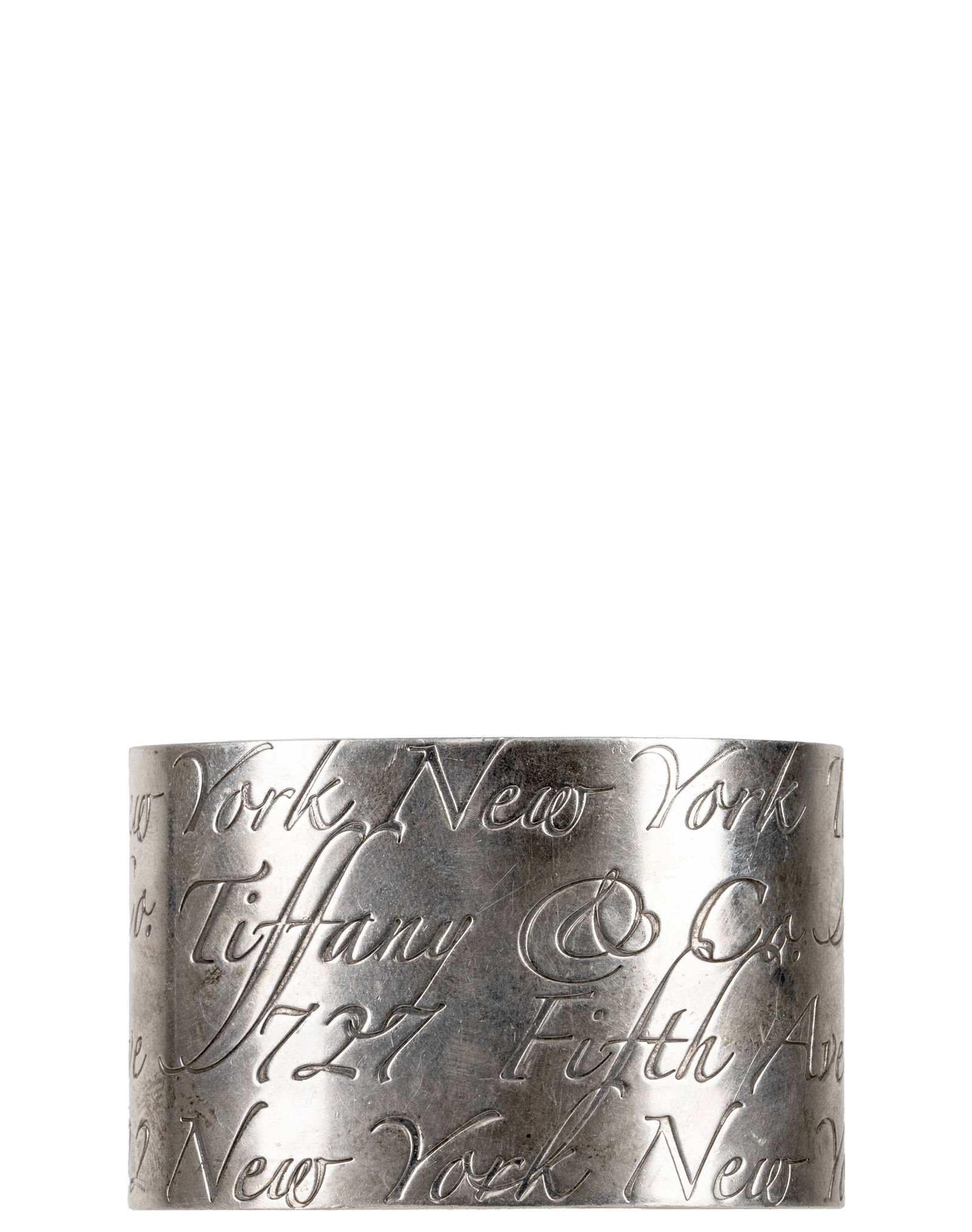 TIFFANY & CO - Sterling Silver Cuff Bracelet: TIFFANY & CO Bracelet manchette en argent sterling Bracelet en argent sterling, poinçon à l'interieur Tiffany & Co 925, Poids : 77.9 g Dimension: 2 1/2" x 2" x 1 1/2" - -------------