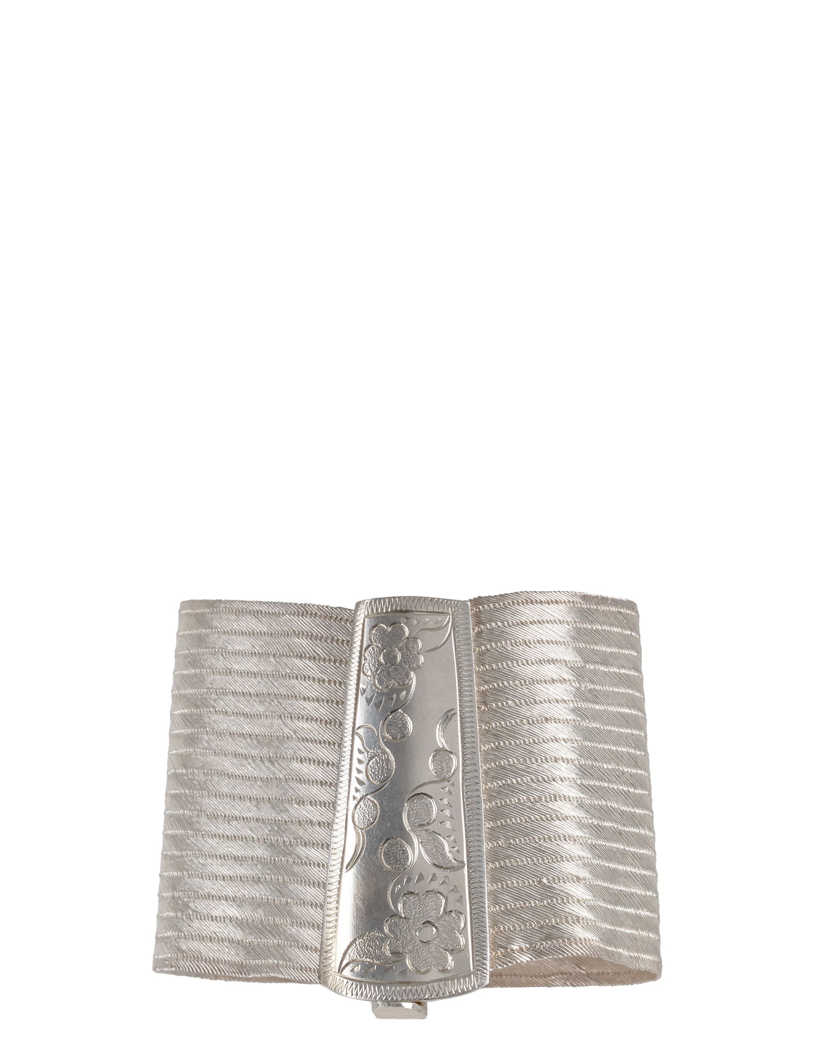 Sterling Silver Bracelet: Bracelet en argent sterling Bracelet en argent sterling Poids : 60.2 g Dimension: 7 1/2" x 2" - ------------- Sterling Silver Bracelet Sterling silver bracelet Weight: 60.2 g Dimension: 7