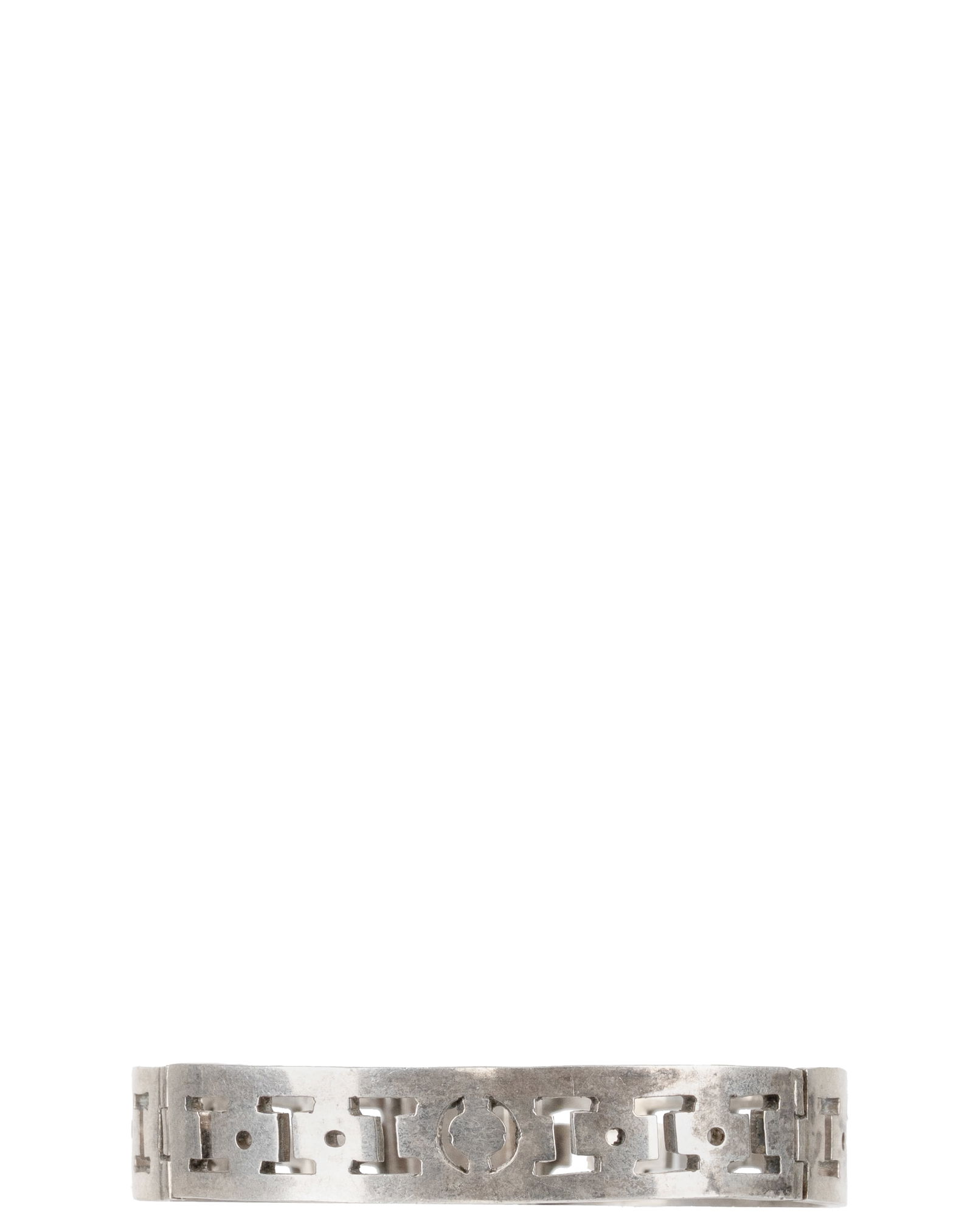 Sterling Silver Bracelet: Bracelet en argent sterling Bracelet en argent sterling. Poids : 36.7g Dimension: 2 1/2" x 2 1/2" x 1/2" - ------------- Sterling Silver Bracelet Sterling silver bracelet. Weight: 36.7g Dimension