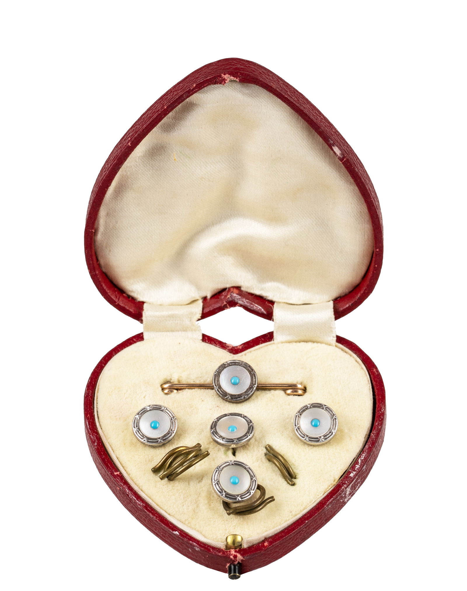 Set Sterling Silver Cufflinks and tie pin in it's original Heart Shaped Box: Boutons de manchette et épingle à cravate en argent massif, présentés dans leur écrin d'origine en forme de cœur. Paire de bouton de manchette et de broche pour