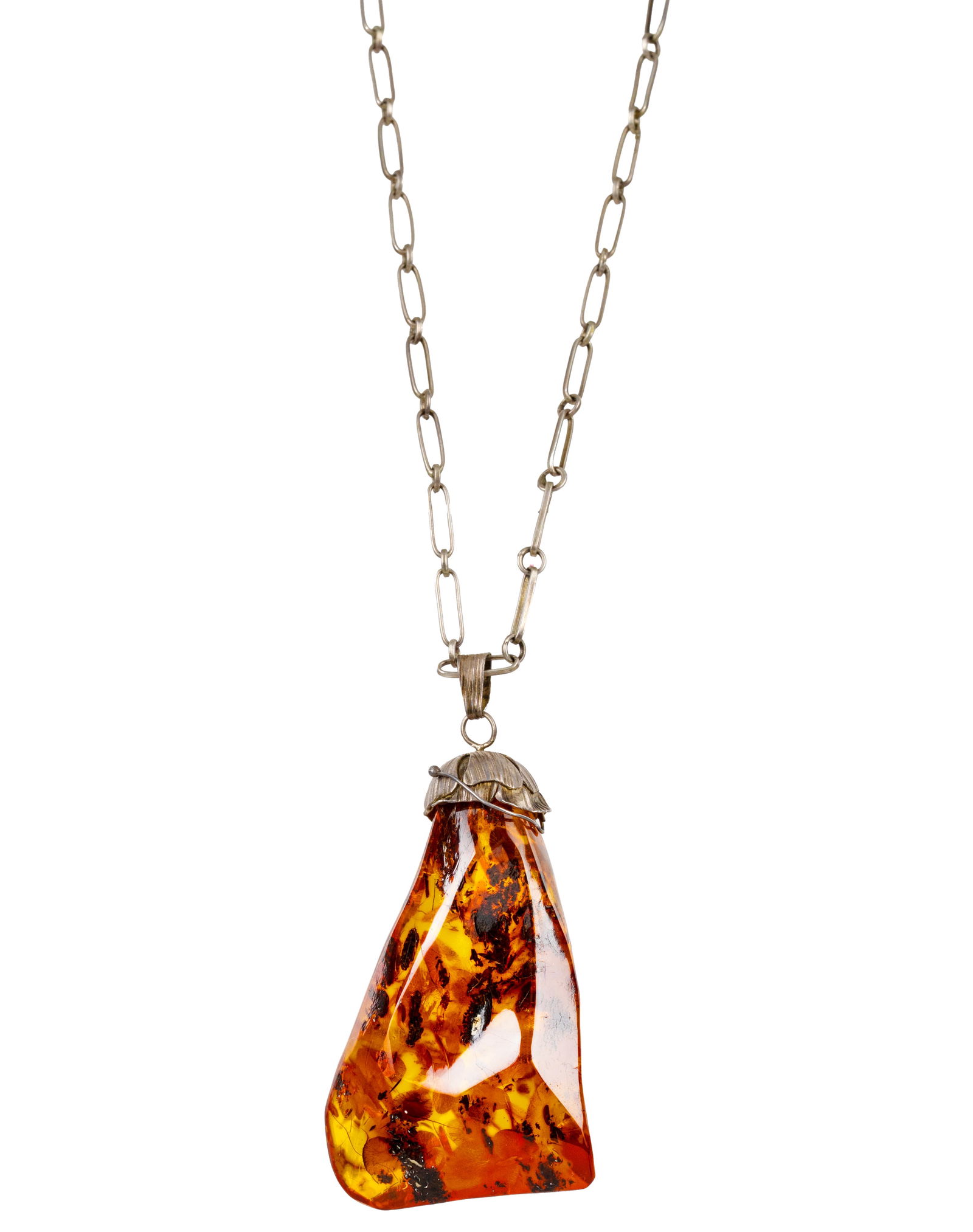 Silver and amber necklace: Collier en argent et ambre Argent sterling .925 et Ambre baltic pesant 63.15gr total Dimension: chaine :12 plier en 2 .Ambre: 3" haut x 2" large chain:30.2cm folded . amber:7.5cm high x 5cm wide 