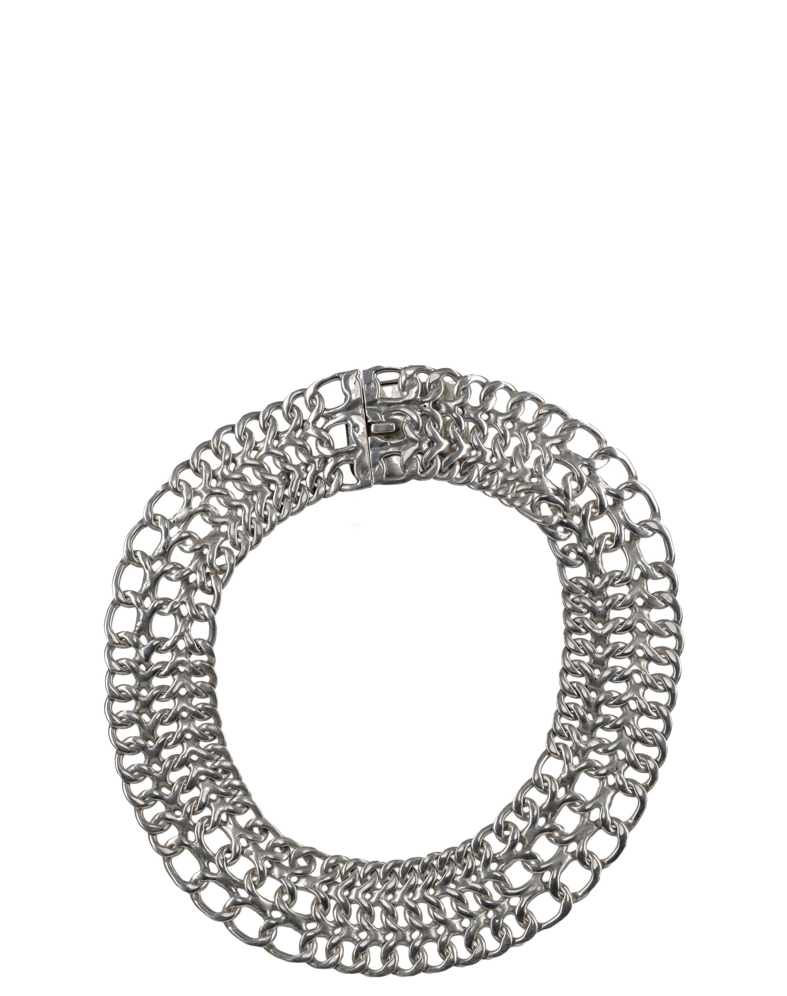 Heavy Sterling Silver Necklace: Collier lourd en argent massif Collier en argent sterling, poinçon sur le fermoir Poids : 228.7 g Dimension: 16 1/2" x 1 1/2" - ------------- Heavy Sterling Silver Necklace Sterling