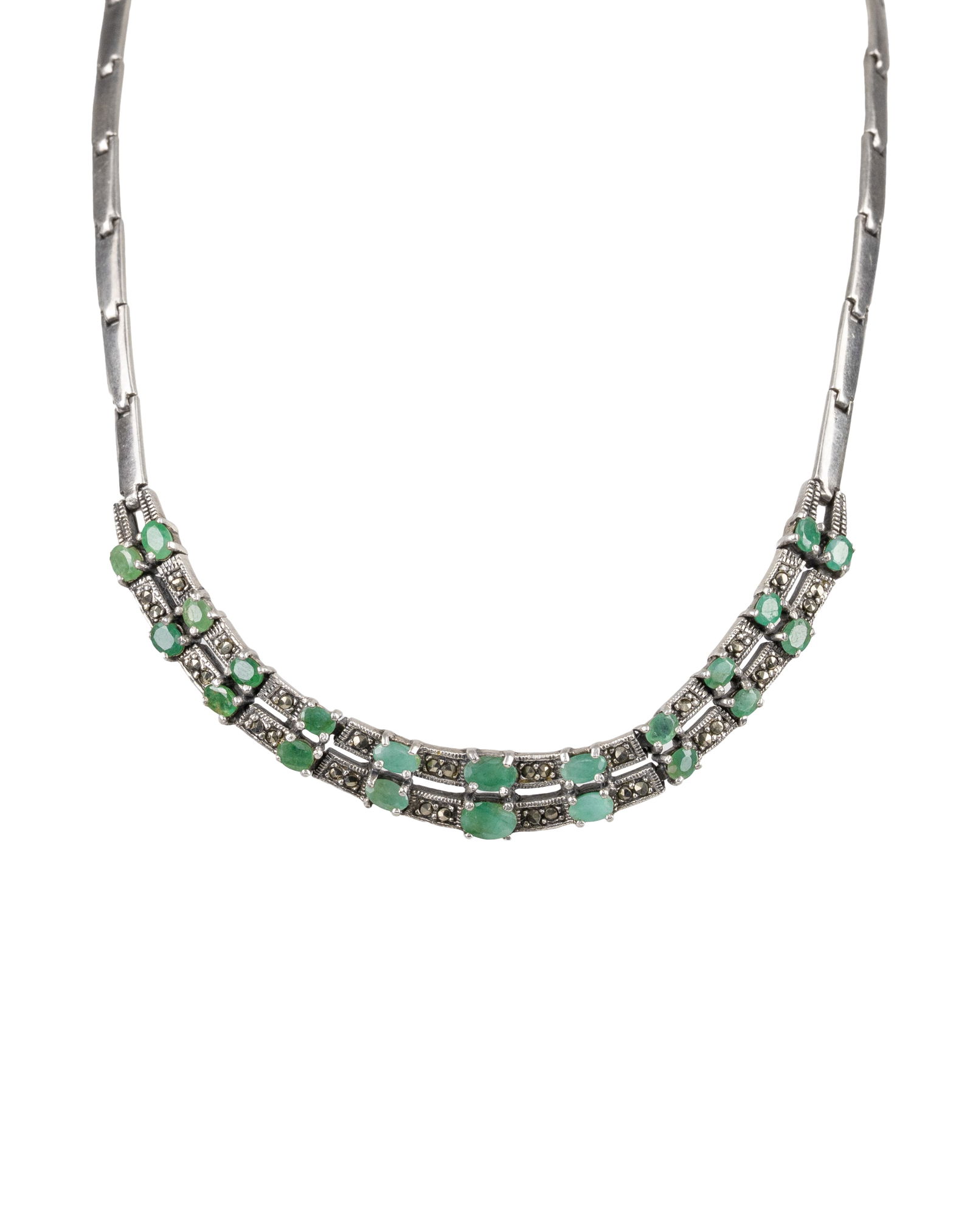 Sterling Silver Jade Necklace: Collier en argent sterling et jade Collier en argent sterling sertie de jade Poids: 32.6 g Dimension: 17" x 3" - ------------- Sterling Silver Jade Necklace Sterling silver necklace set with jade