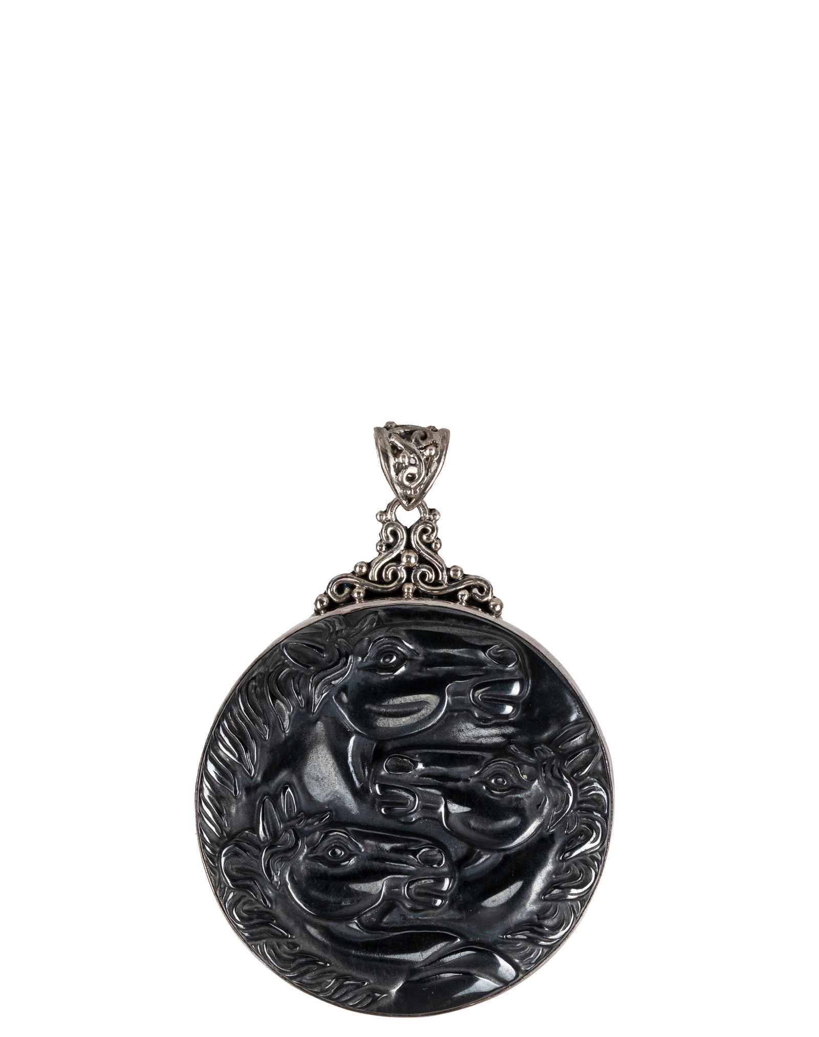 Sajen - Silver pendant with hematite: Sajen Pendentif en argent et hematite Argent sterling .925 avec pierre en hematite sculptée pesant 51.8gr total Dimension: 1.75" diametre 4.5cm diameter ------------- Sajen Silver pendant