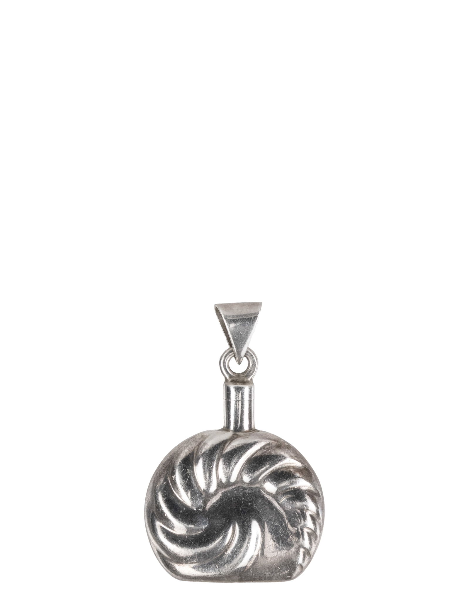 Vintage Sterling Silver Parfum Bottle Pendant: Pendentif flacon de parfum vintage en argent sterling Pendantif, bouteille de parfum en argent sterling. Poids : 18.7 g Dimension: 2" x 1 1/4" - ------------- Vintage Sterling Silver Parfum