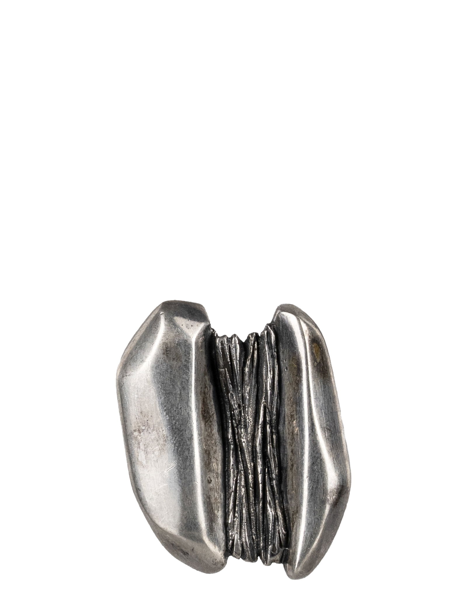 Brutalist Modernist Sterling Silver Pendant: Pendentif brutaliste moderniste en argent sterling Pendentif en argent sterling, poinçon au dos Poids : 16.7 g Dimension: 1 1/2" x 1" - ------------- Brutalist Modernist Sterling Silver
