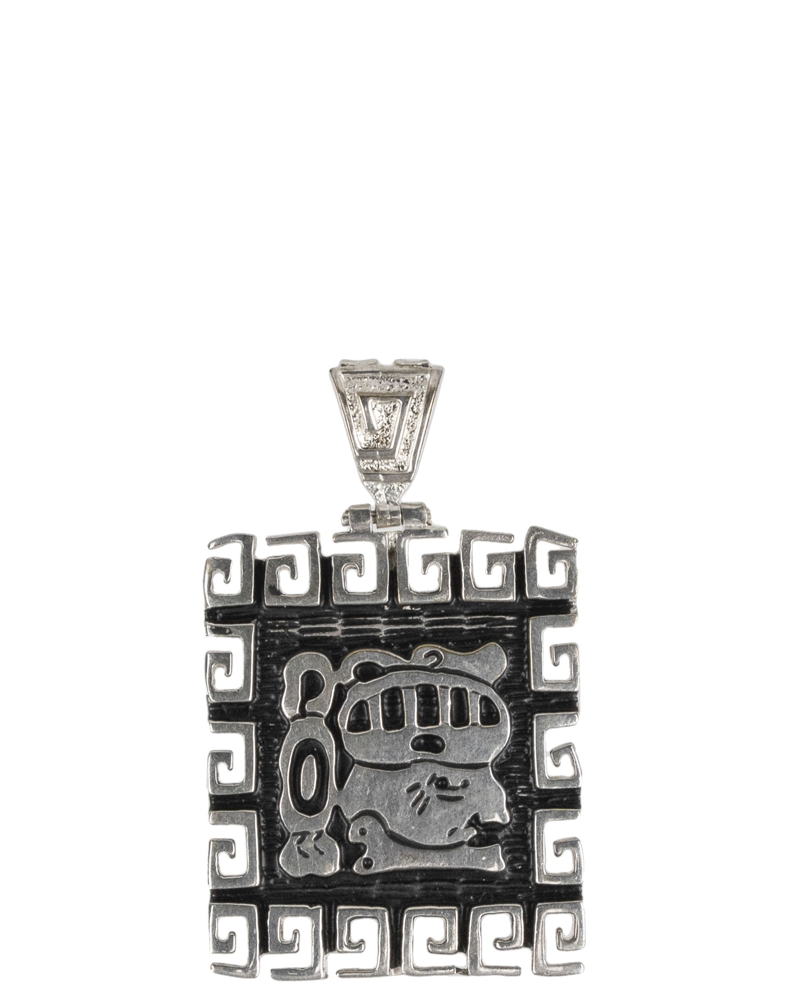 Sterling Silver Maya Pendant: Pendentif maya en argent sterling Pendentif en argent Sterling, poinçon au dos Poids : 10.3 g Dimension: 2" x 1 1/4" - ------------- Sterling Silver Maya Pendant Sterling silver
