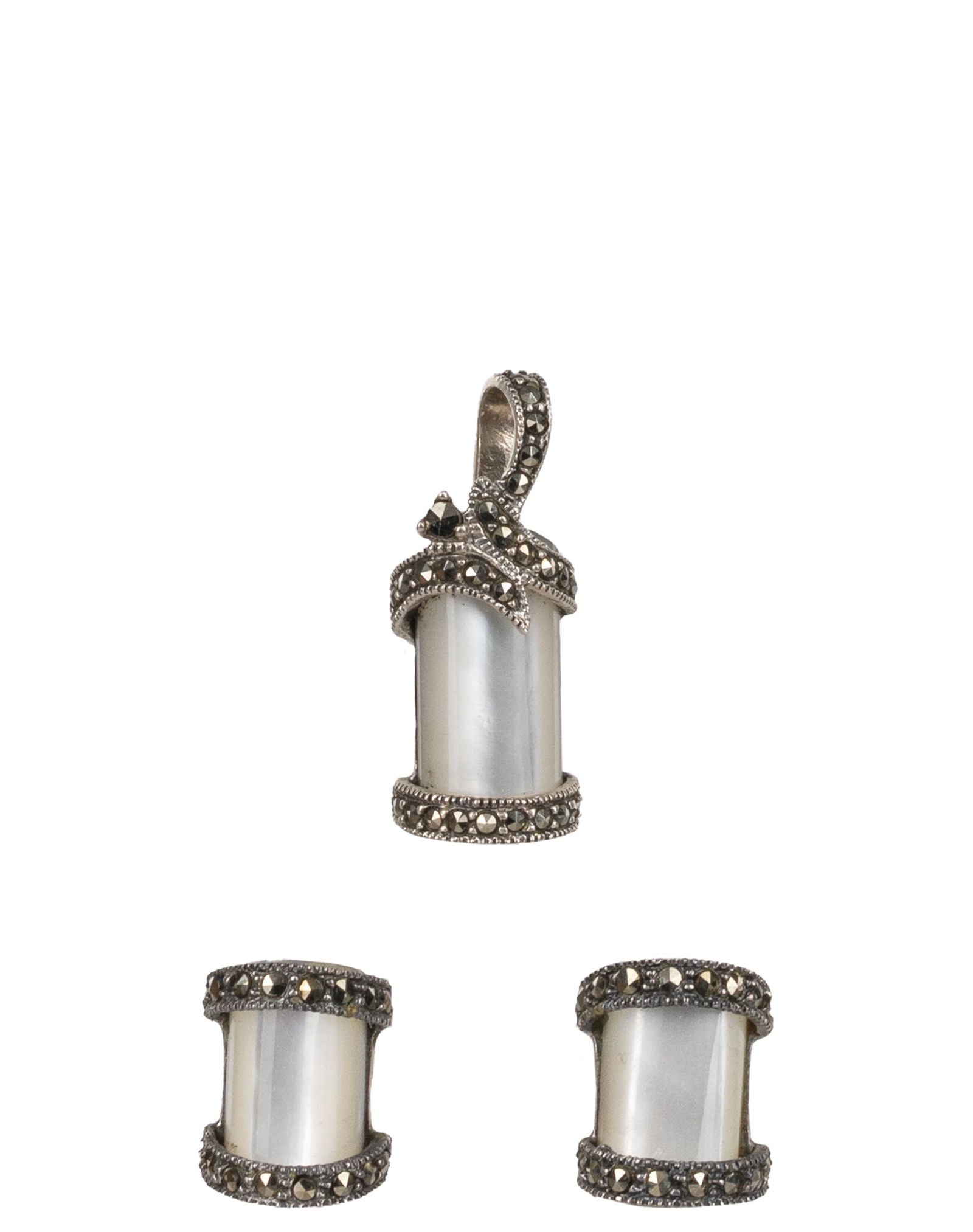 Vintage Sterling Silver Mother of Pearls Jewelry Set: Ensemble de bijoux vintage en argent sterling et nacre Ensenble de bijoux en argent sterling incluant une paire de boucle d'oreilles et d'un pendentif sertie de nacre de perles et de marcassites,