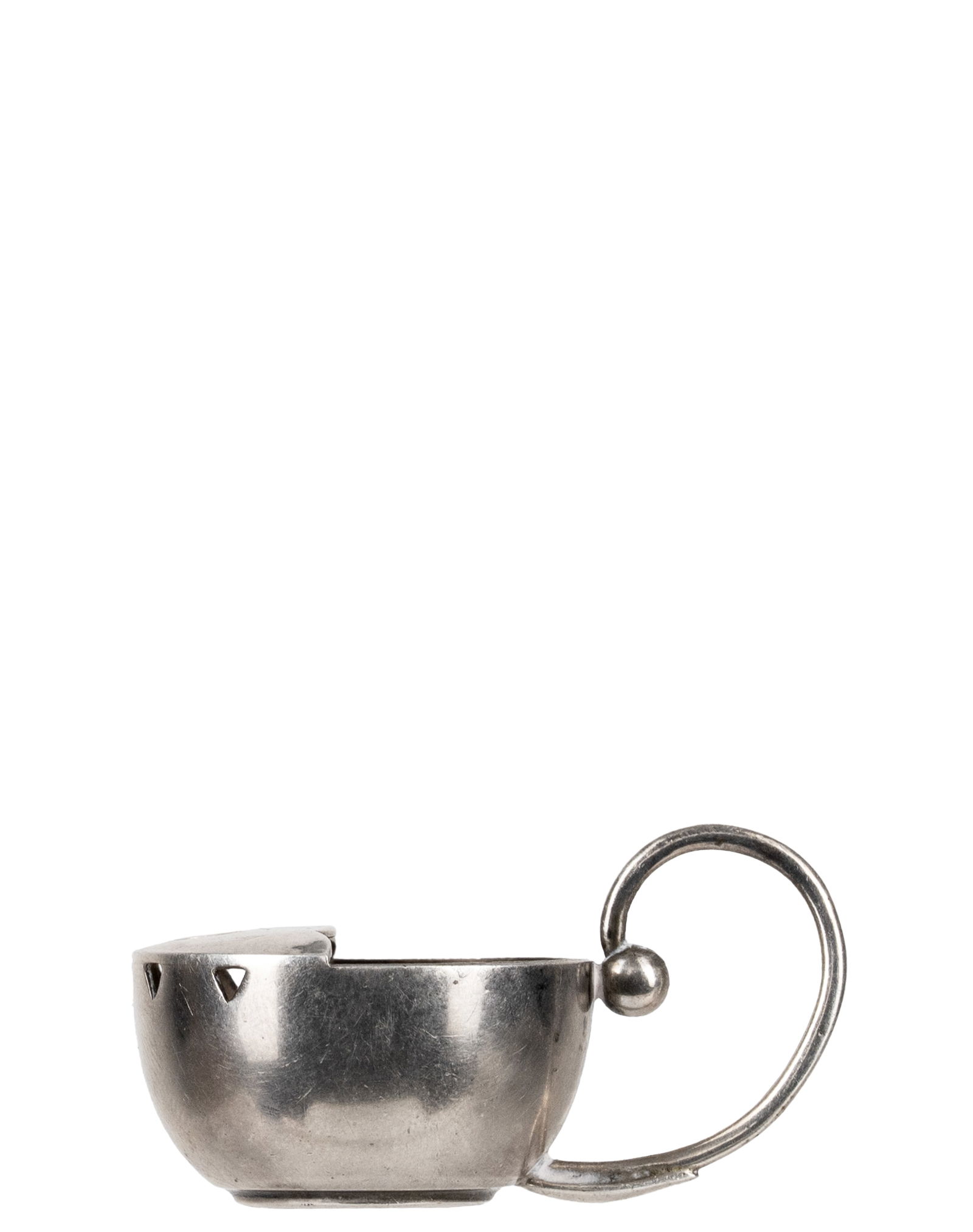 Carl Poul Petersen - Sterling Unusual Individual Salt Cellar Shaker: Carl Poul Petersen Canada Salière individuelle Sterling Unusual Forme de tasse, signée en dessous Petersen Sterling Poids : 9.7 g Dimension: 1 3/4" x 1 7/8 x 1" - ------------- Carl