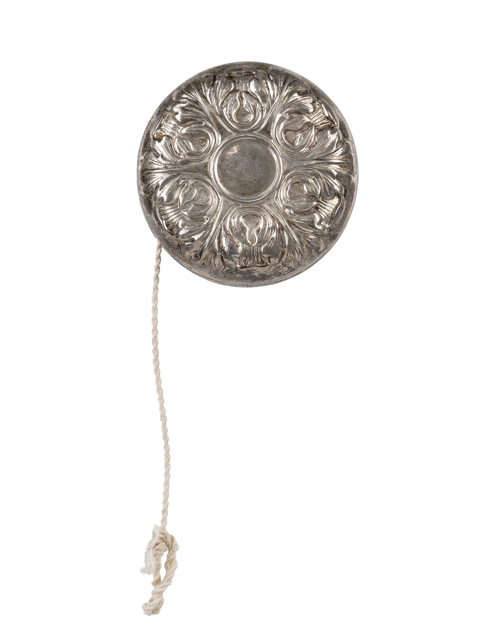 Gorham - Vintage L.S.M. Sterling silver yo-yo: Gorham Yo-yo vintage L.S.M. en argent Sterling Style Art Nouveau avec dessin floraL Gravé initiale LS.M.65,8gr Dimension: 2,25 pouces de diametre x 1,25 epaisseur 2.25 inches in diameter x