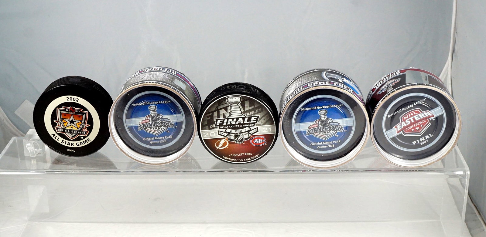 Hockey - Hockey pucks from different end-of-season series: Hockey Rondelles de hockey de différente séries de fin de saison 5 rondelles officiel de la patie des étoiles de 2002. finale conférence de l'est 2007, finale de la coupe Stanley R