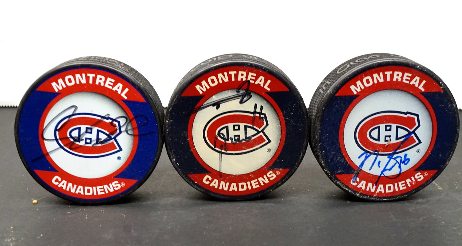 Canadiens de Montreal - official hockey pucks sutographed: Canadiens de Montreal Rondelle Officielle Signées Trois rondelles. L'une est signée par P.K. Subban, et les deux autres ne sont pas identifiées. Rapport de condition: bonne condition --
