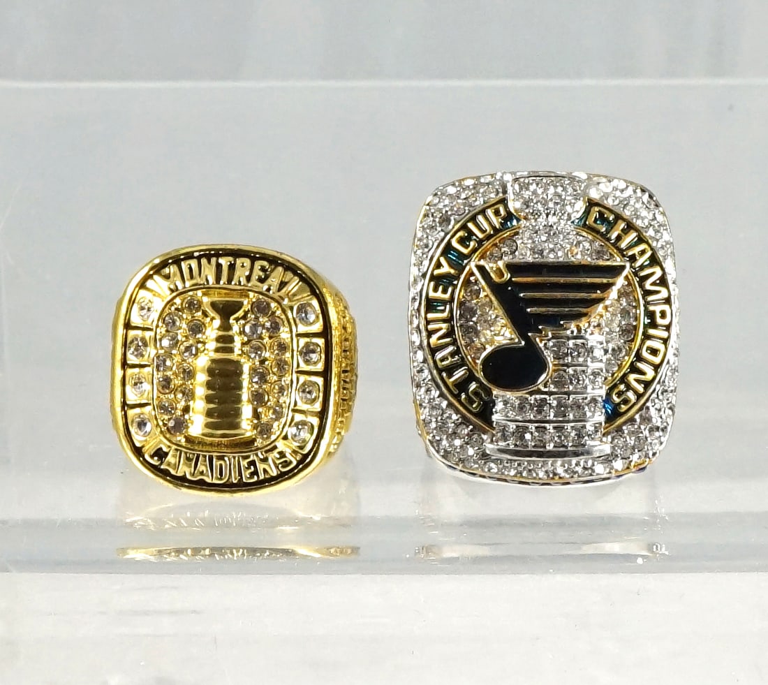 Replicas St-Louis Blues Stanley Cup Championship Ring and Elmer Lach Ring: Repliques Bague Coupe Stanley et Bague Elmer Lach Ces bagues sont des repliques. Rapport de condition: Excellente condition ------------- Replicas St-Louis Blues Stanley Cup Championship Ring