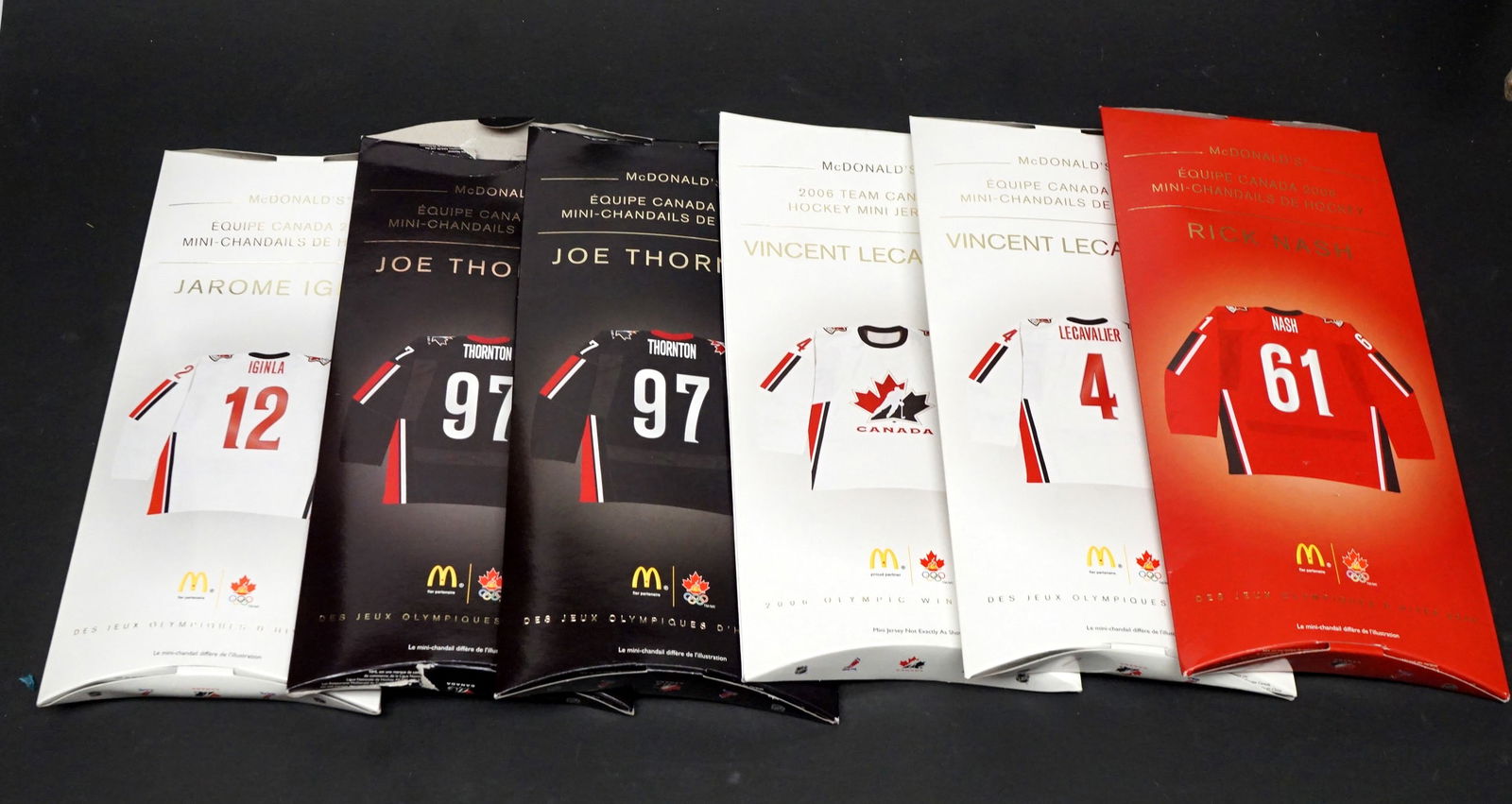 Hockey - 2006 McDonald's Hockey mini-Jersey: Hockey 2006 McDonald's mini-chandails de hockey 6 chandails au total 2 x Joe Thorton, Jerome Iginla, 2 x Vincent Lecavalier, Rick Nash. Rapport de condition: Neuf ------------- Hockey 2006