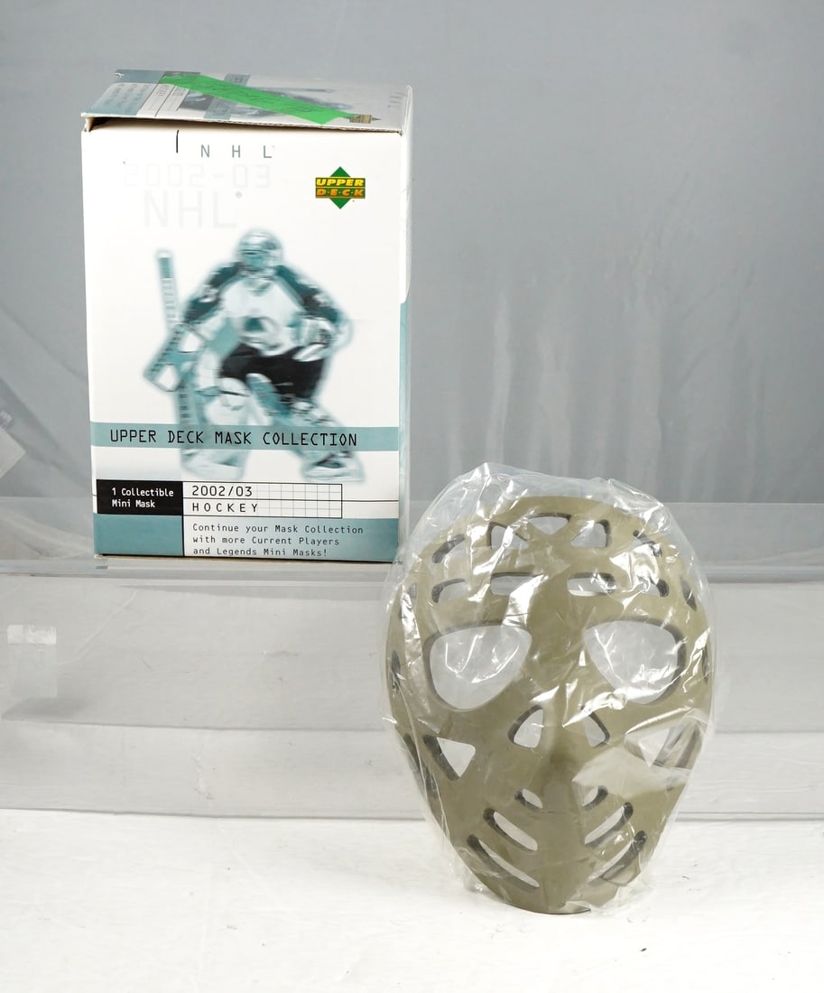 Hockey - 2002-2003 Upper Deck Mini Mask Collection: Hockey 2002-03 upper deck mini mask collection Masque de Jacques Plante des Canadiens de Montréal avec le support et la boite Rapport de condition: bonne condition ------------- Hockey 