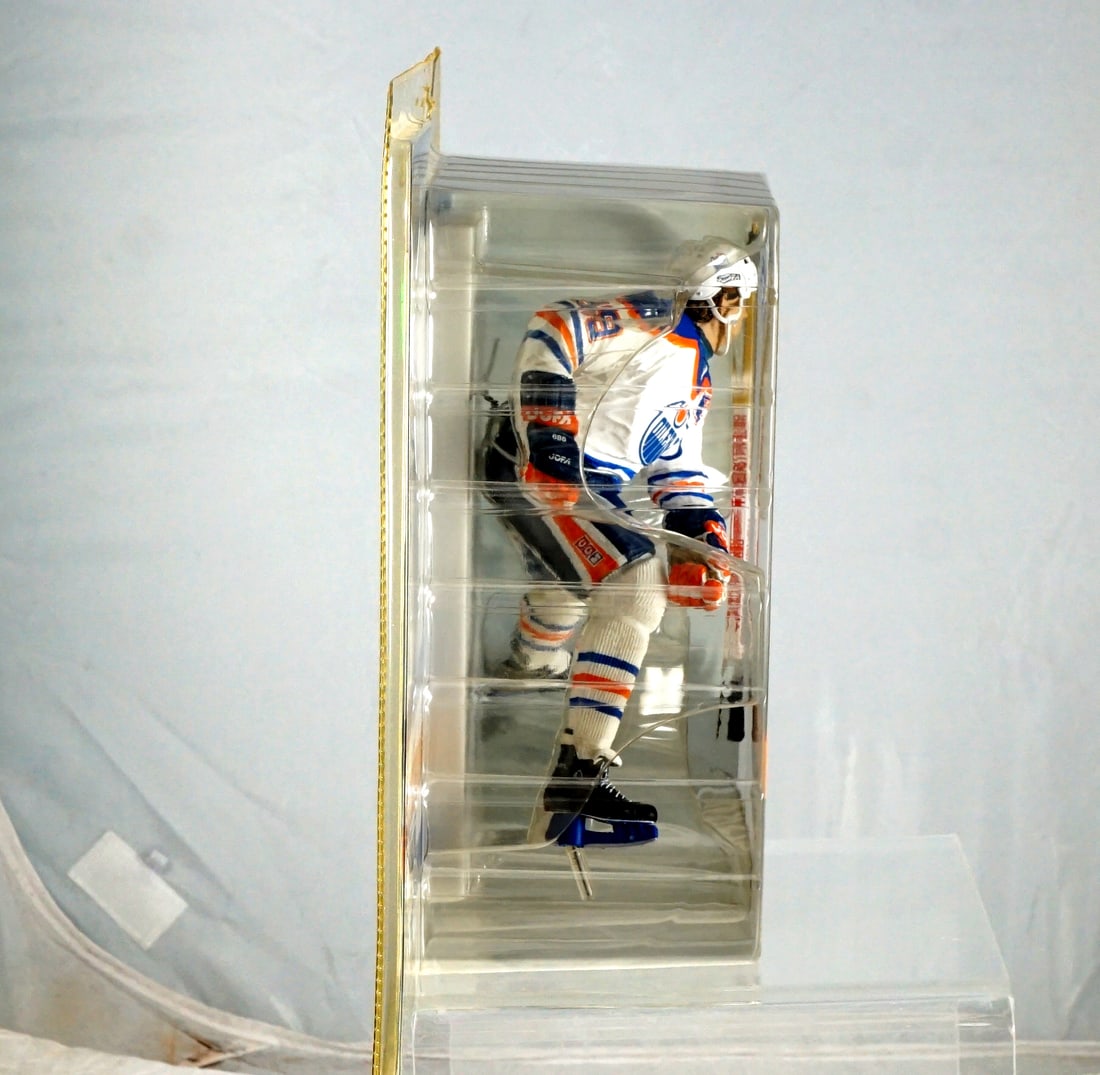 McFarlane - CHASE Wayne Gretzky figurine - 2