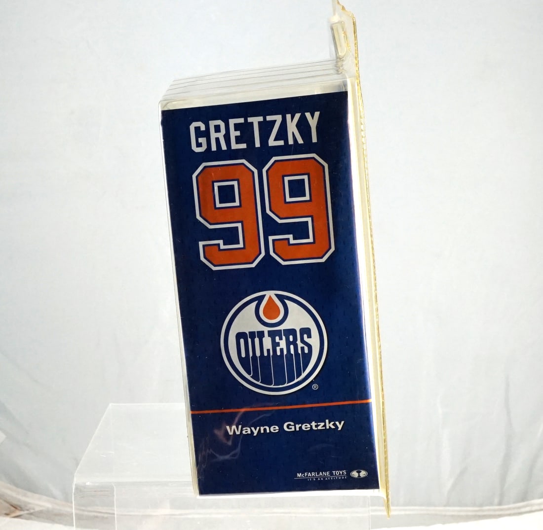 McFarlane - CHASE Wayne Gretzky figurine - 3