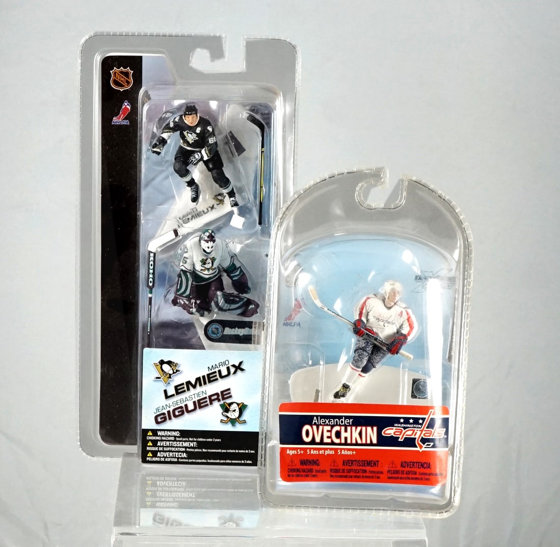 McFarlane - 2 X Lemieux/Giguere/Ovechkin figurine: McFarlane 2 X Figurine Lemieux/Giguere/Ovechkin 2 Figurines 3 pouces Rapport de condition: Excellente condition ------------- McFarlane 2 X Lemieux/Giguere/Ovechkin figurine 2 Figurines 3