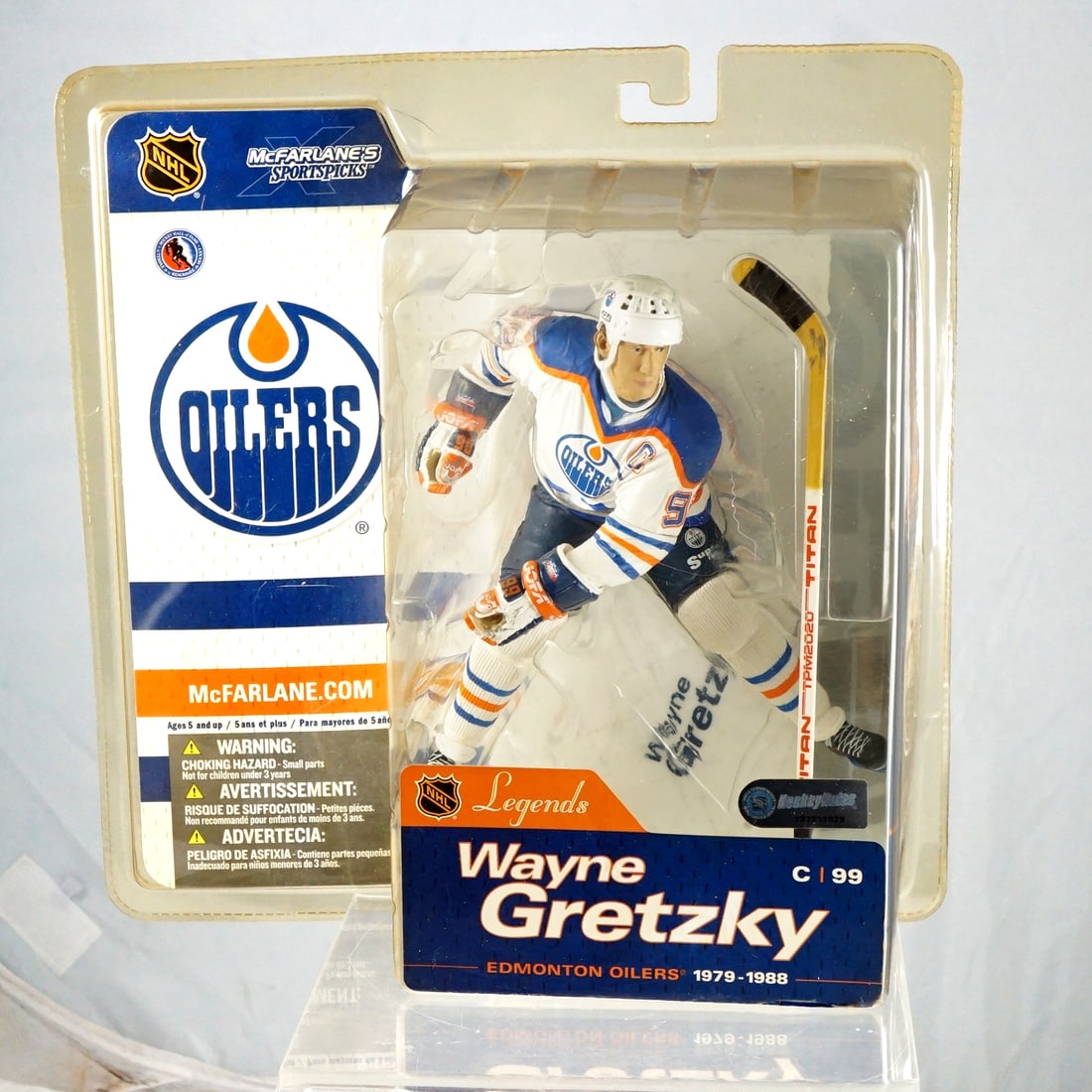 Mcfarlane - Wayne Gretzky Chase figurine: Mcfarlane Figurine Wayne Gretzky Variant/Chase Figurine de la serie Legends, modele rare variant/chase Rapport de condition: Neuf dans l'emballage ------------- Mcfarlane Wayne Gretzky Chase