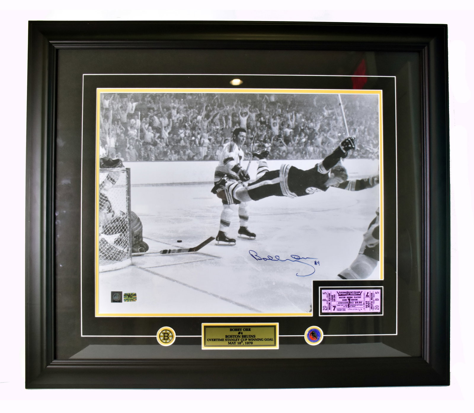 Bobby Orr - Framed autographed Photo: Bobby Orr Cadre autographié But en prolongation le 10 Mai 1970 pour gagner la coupe Stanley Rapport de condition: Bonne Condition ------------- Bobby Orr Framed autographed Photo Goal