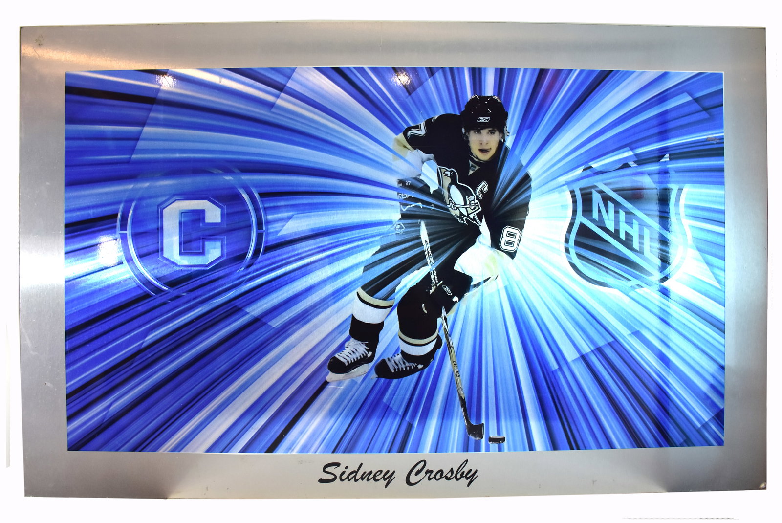 Sidney Crosby - Very large aluminium Plate: Sidney Crosby tres grande plaque en Aluminium Plaque en aluminium avec impression. Mesure: 30 x 48 pouces Rapport de condition: Bonne condition ------------- Sidney Crosby Very large aluminium