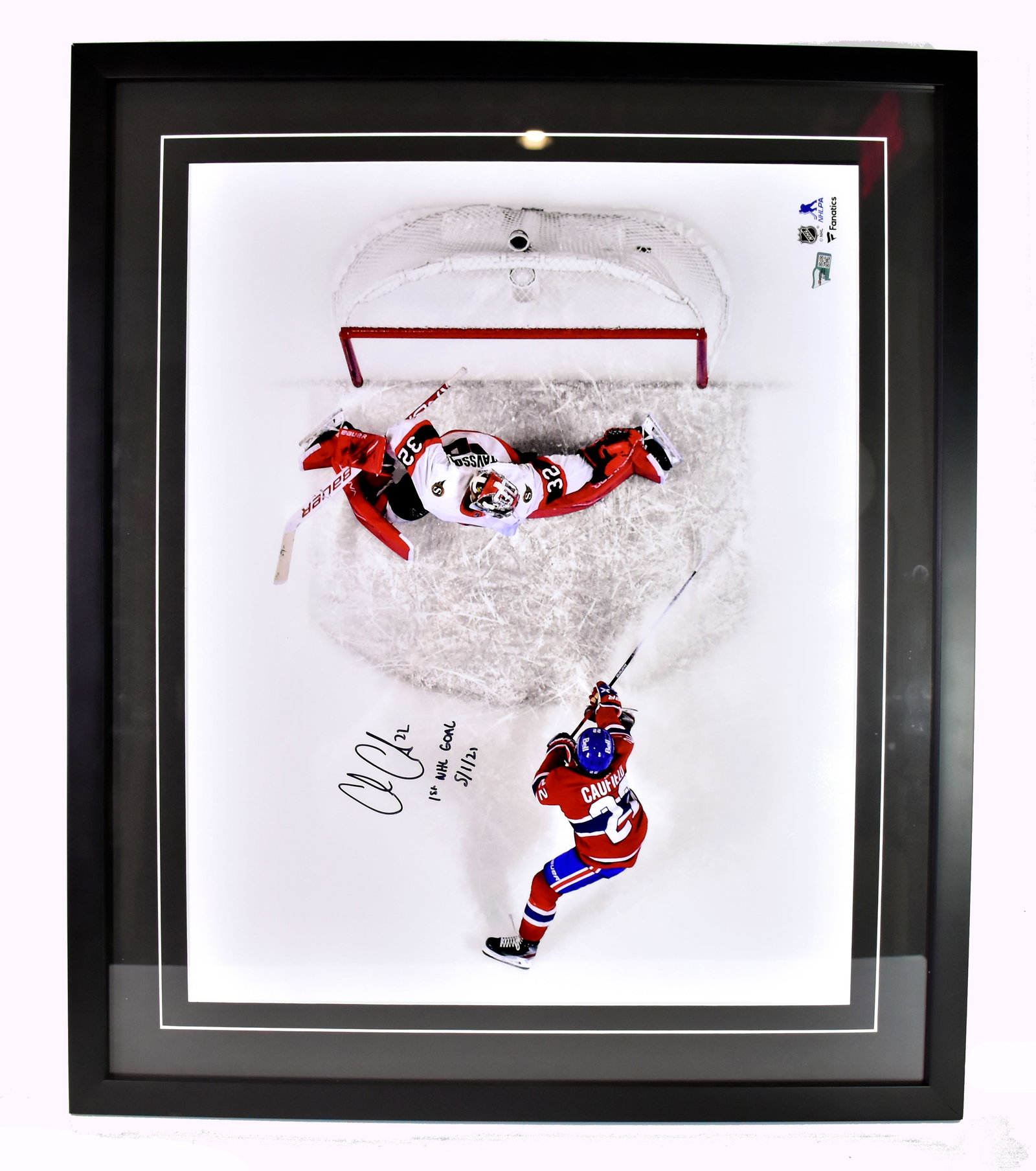 Cole Caufield - First Goal: Cole Caufield 1er but Encadrement du premier but dans la LNH Autographié avec certificat d'authenticité Rapport de condition: Bonne Condition ------------- Cole Caufield First Goal 
