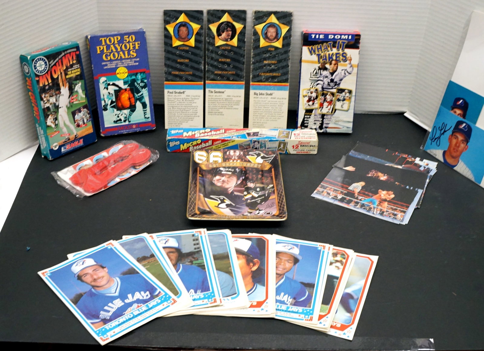 Diverse sports items lot: Lot varies d'items de sport 3 cassettes VHS, 3 cartes de Lutte, Cuillere JELLO avec photo des joueurs a coller a l'interieur, Fourre-tout en porcelaine Mario Lemieux (petit chip sur le coté),