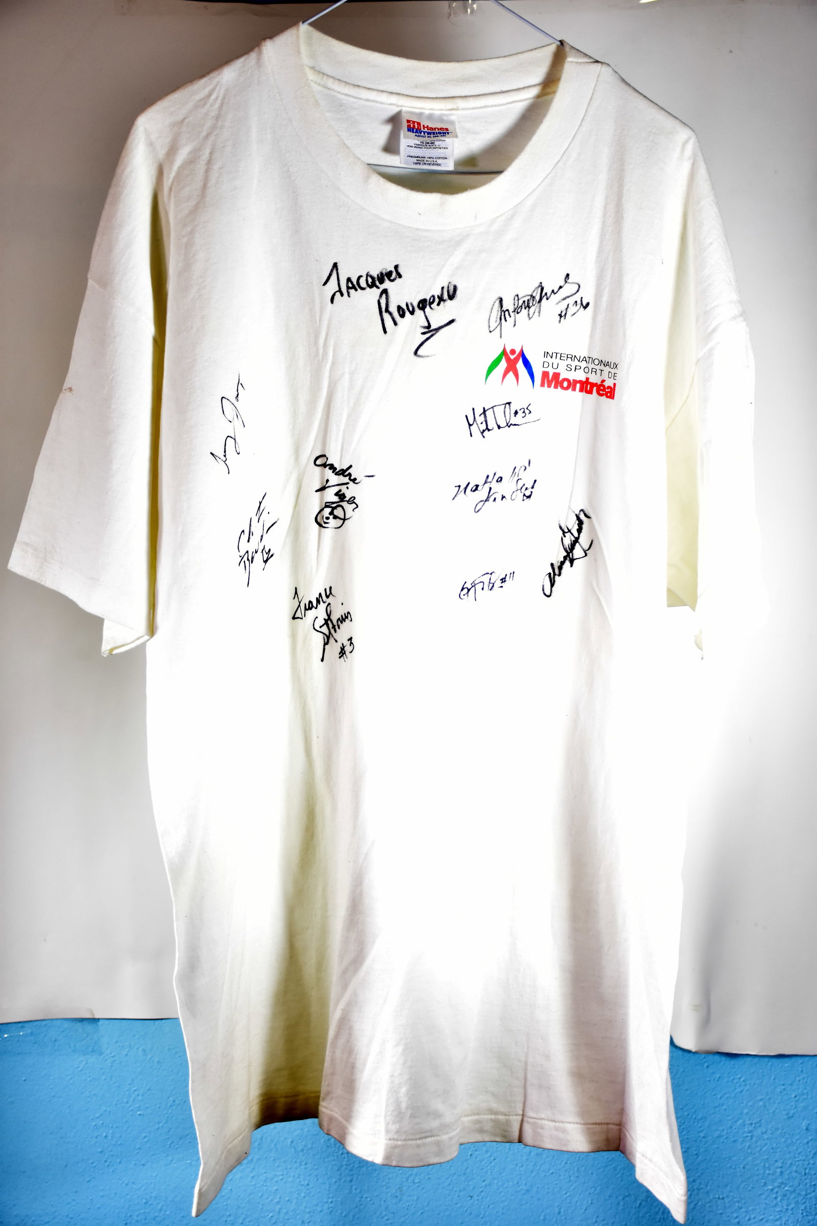 Sport - autographed Montreal International Games Jersey: Sport Chandail des jeux internationaux de Montréal autographié Chandailo Haynes heavy weight grandeur XL autographié par plusieurs athletes des jeux incluant Jacques Rougeau, France