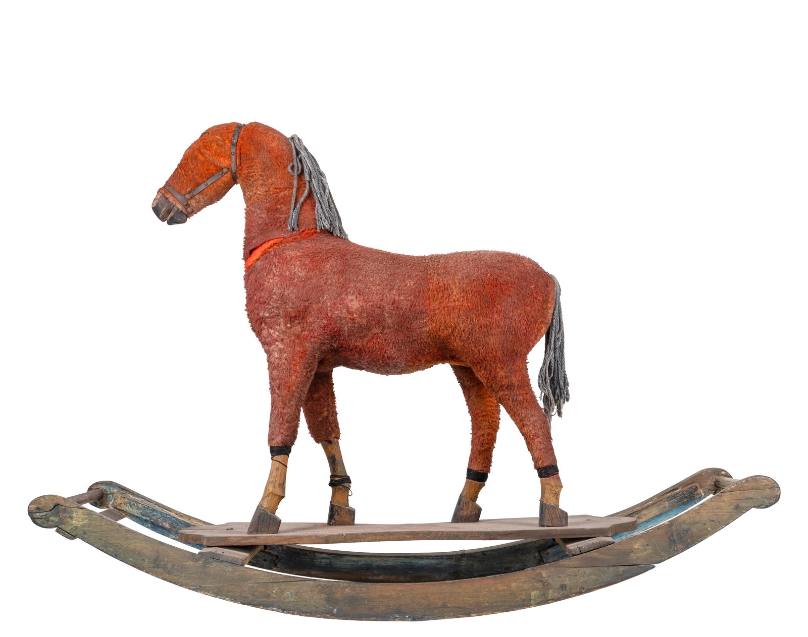 Vintage plush rocking horse - Début XXe siècle: Cheval à bascule en peluche vintage (Début XXe siècle) Bois sculpté, corde, couverture de peluche, rembourrage de sciure de bois Dimension: 36" x 51" x 14 1/2" 91.4 x 129.5 x 37 cm