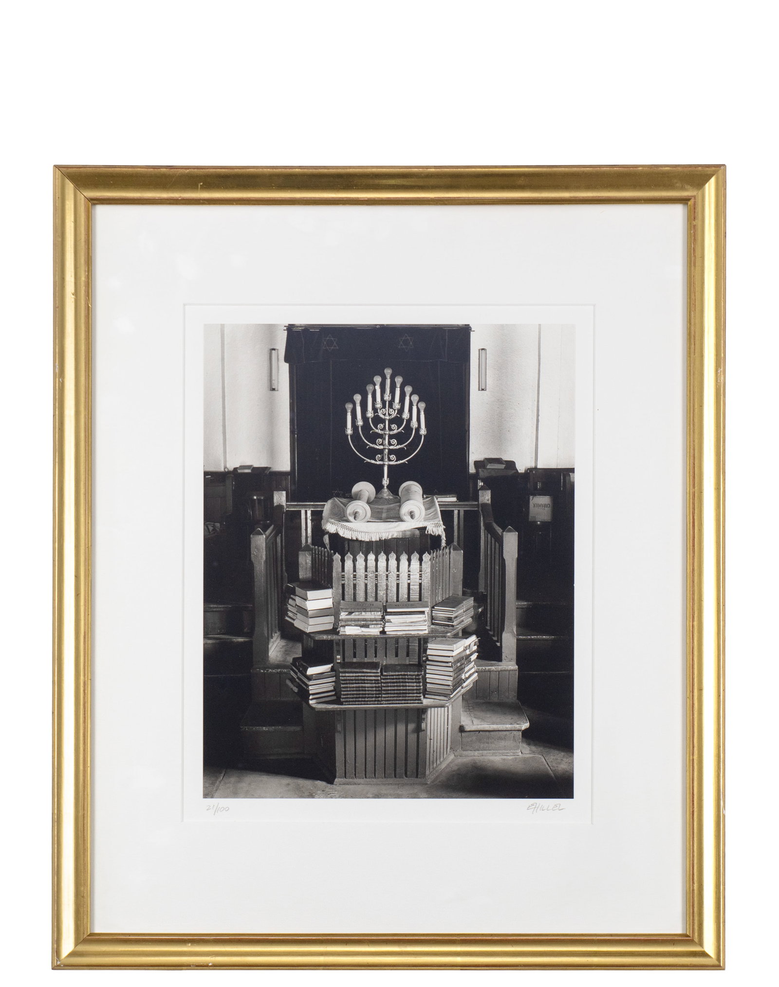 Hillel, Edward - Menorah: Hillel, Edward (1953-) Menorah Photographie signée et numérotée au bas Dimension: 15" x 9.5" 38 x 24 cm ------------- Hillel, Edward (1953-) Menorah Photograph signed and numbered at