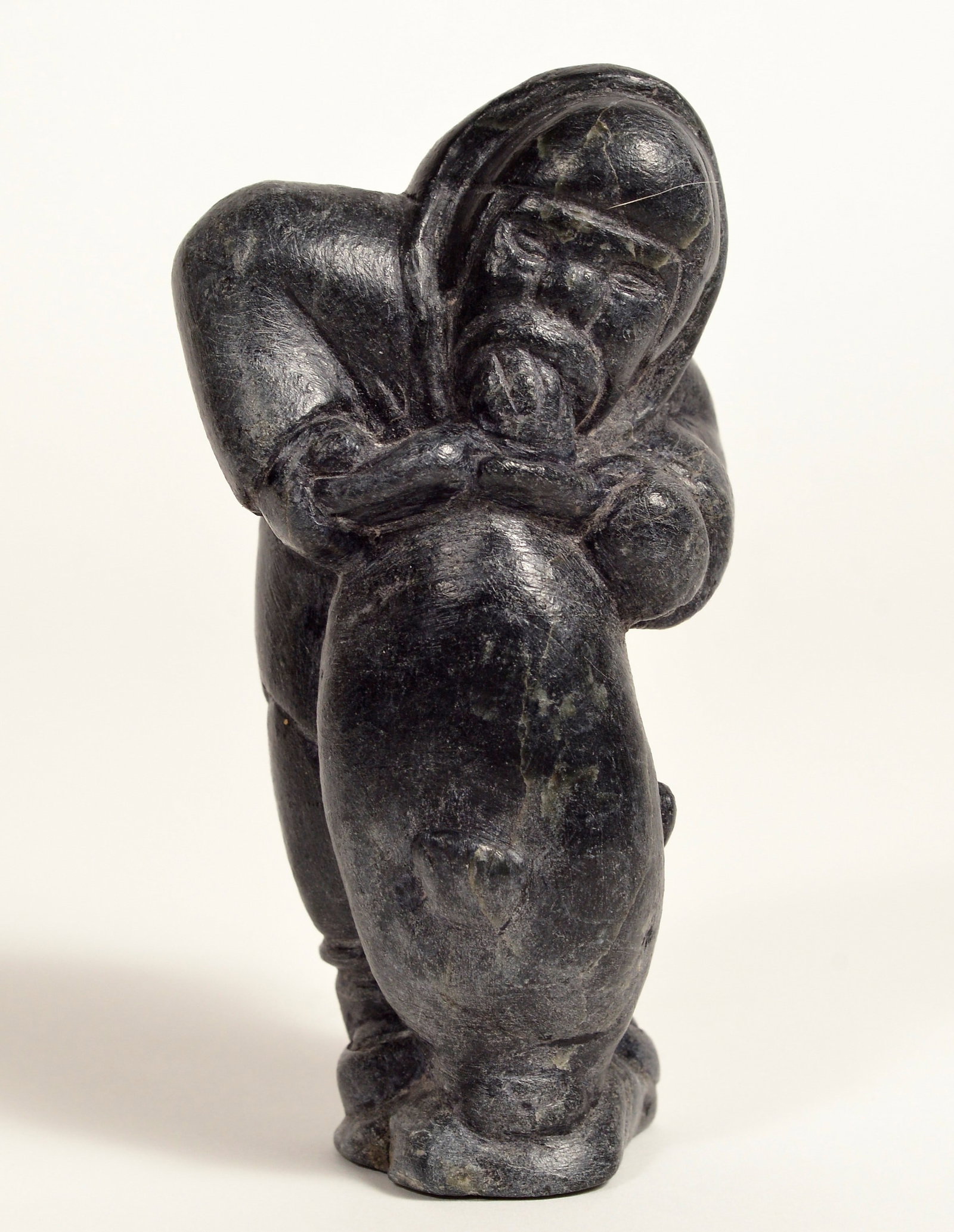 Inukpuk, Adamie - Hunter and seal: Inukpuk, Adamie Chasseur et phoque Pierre, signée en syllabique, numérotée 907 Dimension: 5" x 2 3/4" x 2 1/2" 12.7 x 7.0 x 6.3 cm ------------- Inukpuk, Adamie Hunter and seal Stone,