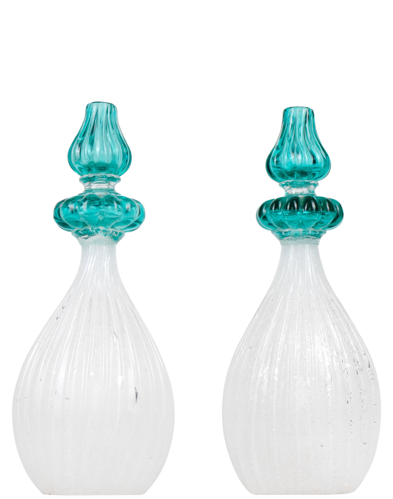 Murano - Pair of blown glass candleholders - Mi XXe siècle: Murano Italie / Italy Paire de bougeoirs en verre soufflé (Mi XXe siècle) Étiquettes Made in Italy numérotées Dimension: Hauteur 11", diametre 4 1/2" Hauteur 28 cm, diametre