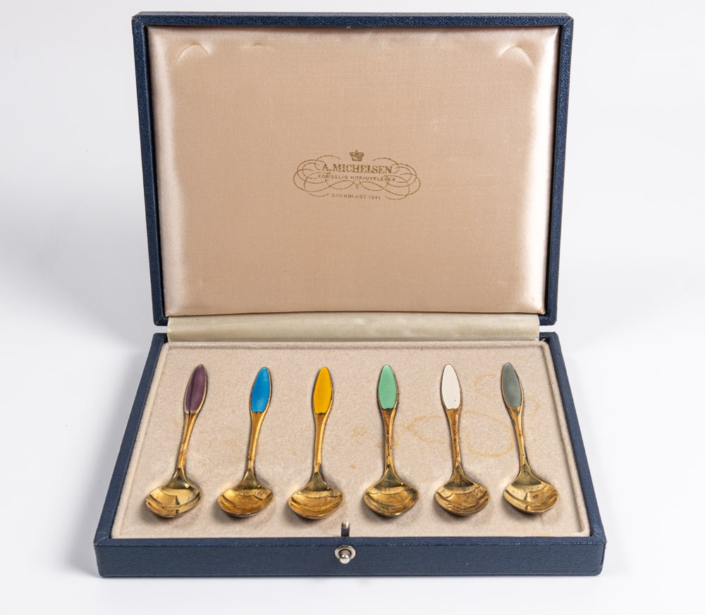 A.Michelsen - Sterling Silver Spoon Set - Mi 20e siècle: A.Michelsen Danemark \ Denmark Ensemble de cuillères en argent sterling (Mi 20e siècle) Argent sterling plaqué or avec émail guilloché, marquées 925S, Michelsen Sterling 