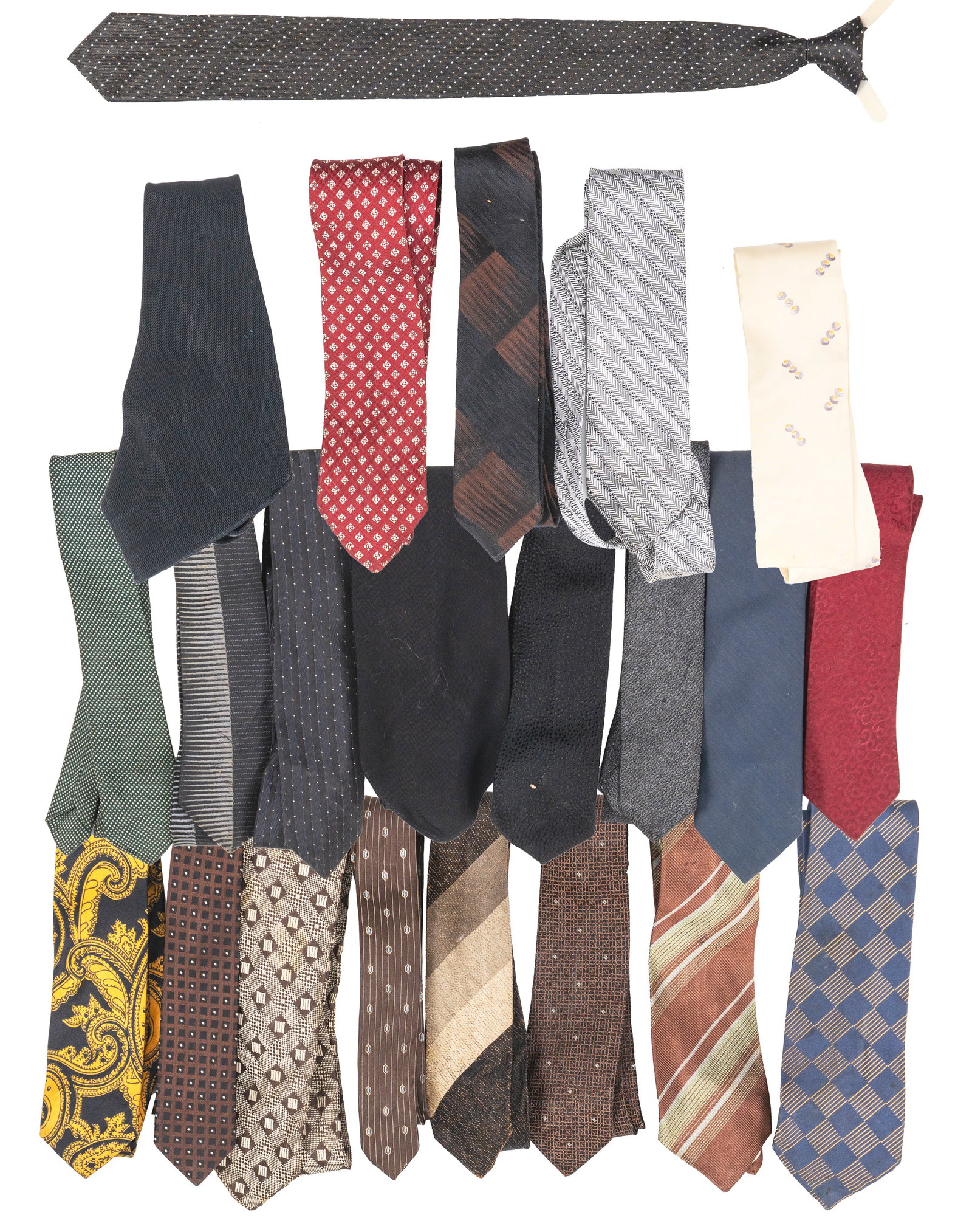 Set of 22 Quality Neckties: Lot de 22 Cravates de Qualité Cet ensemble diversifié comprend 22 cravates aux styles variés, allant de motifs classiques à des designs plus contemporains. La collection se compose