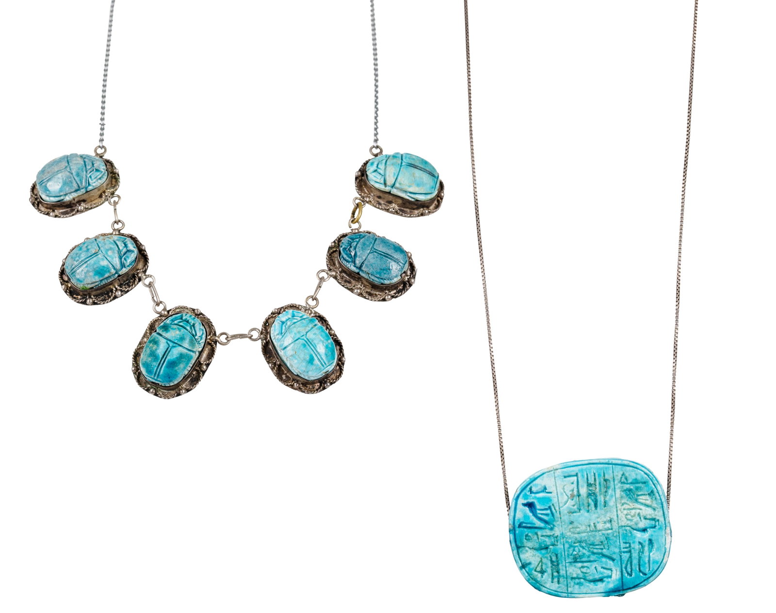 Egyptian-inspired necklace and pendant, scarabs: Collier et pendentif d'inspiration égyptienne, scarabés Scarabés en porcelaine émaillée sur une base de métal possiblement en argent poinçonnée de