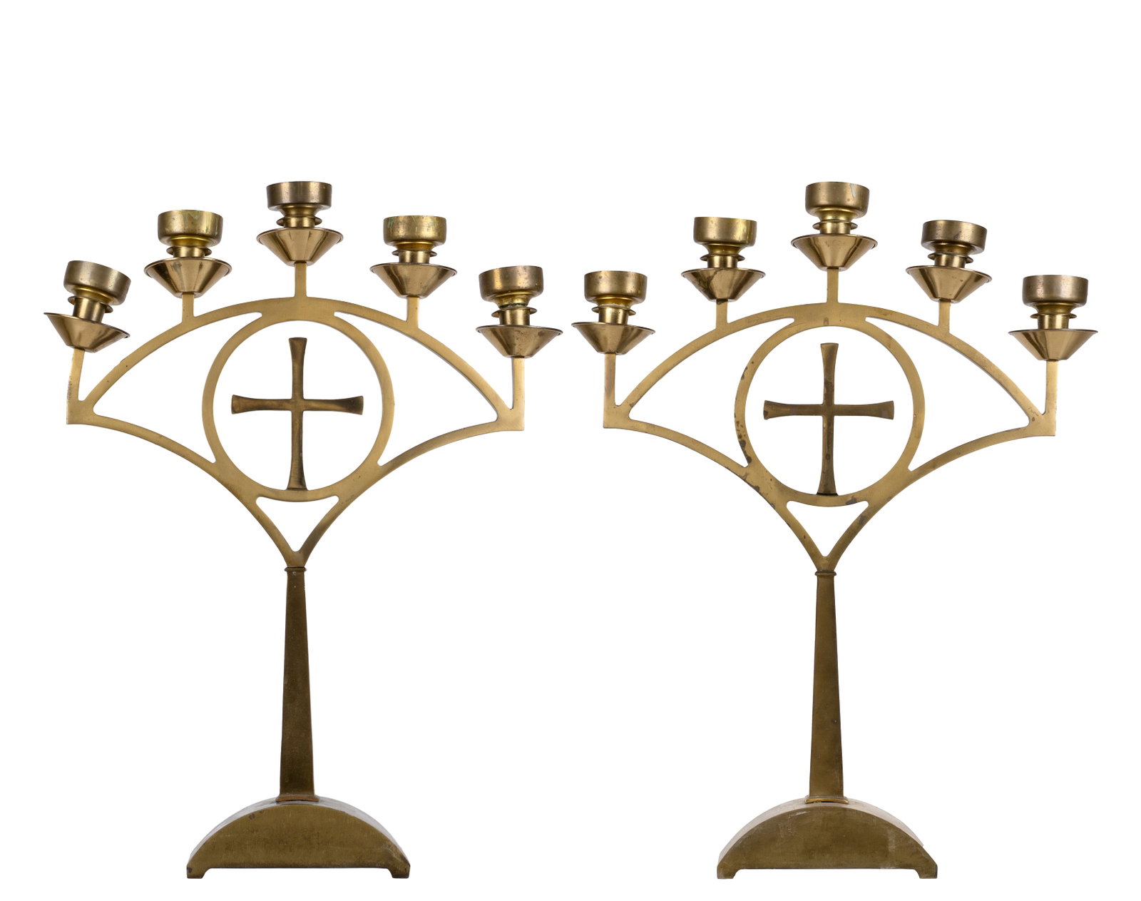 Pair of altar candlesticks: Paire de chandeliers d'autel Faits de bronze, sans marque Dimension: 20 1/2" x 16" x 3 1/2" 52 x 40 x 8 cm ------------- Pair of altar candlesticks Made of bronze, unmarked Dimension: 20 1/2"