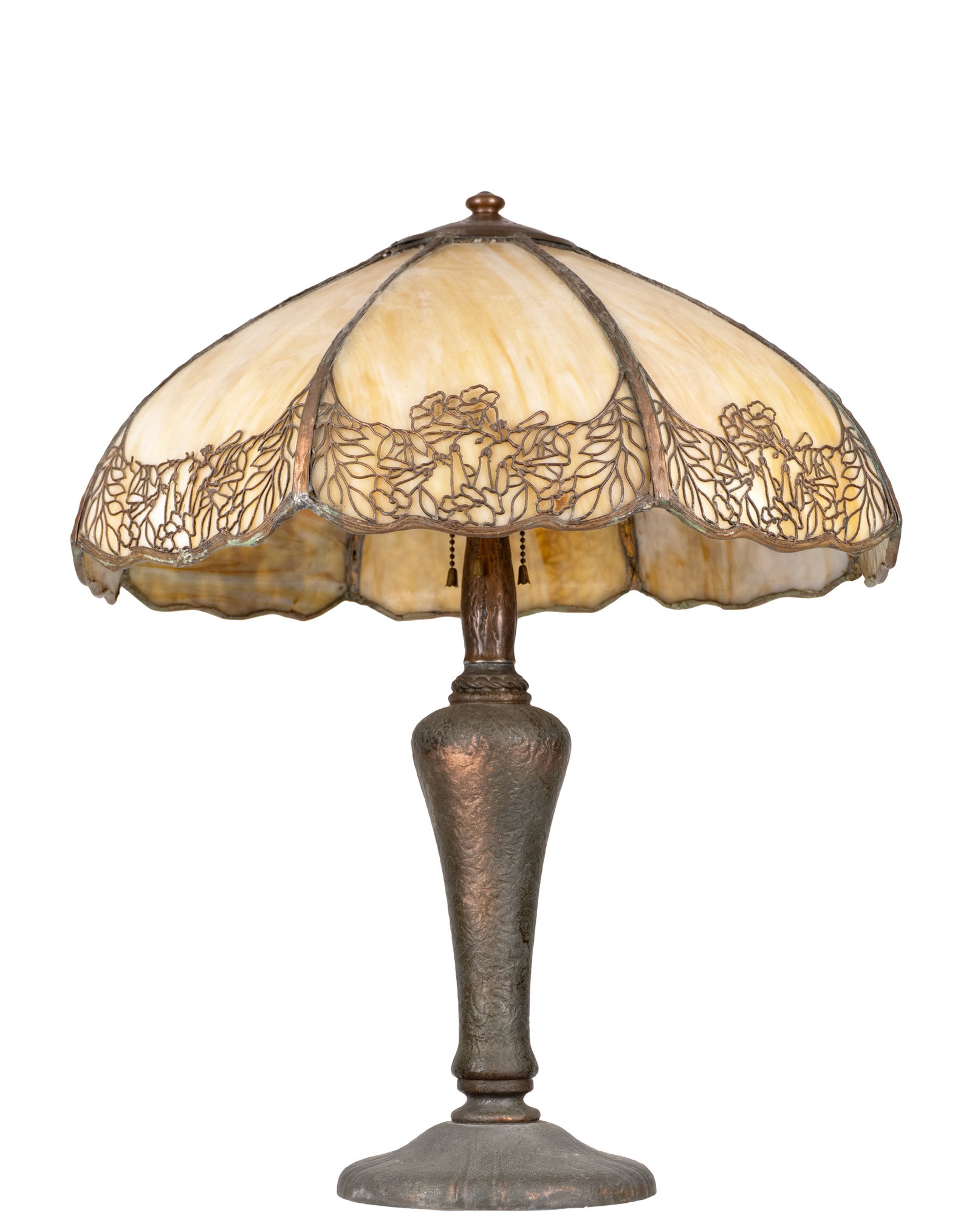 Tiffany style lamp: Lampe de style Tiffany Abat jour fait de panneaux de verre montés sur une armature de métal couleur bronze, la base est faite de métal avec des traces de finition couleur bronze Dimensi