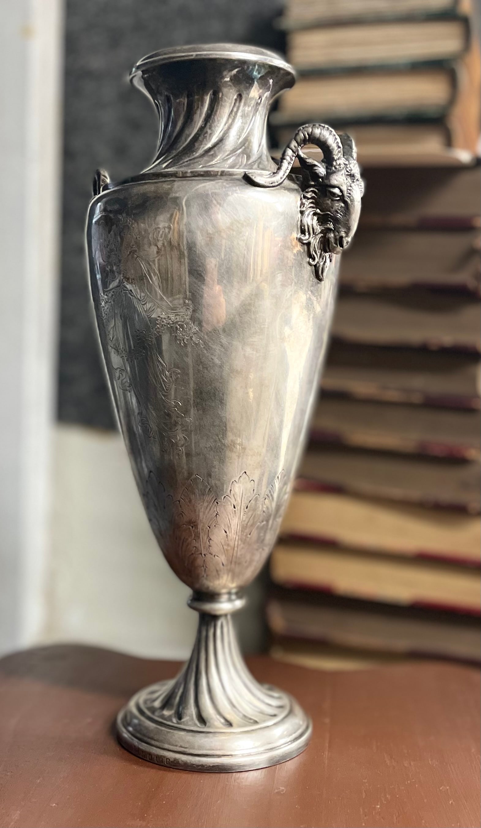 Vase with ram's heads: Vase à têtes de bélier Fait de métal plaqué argent gravures représentant des femmes ailées, marques sur le pourtour de la base Dimension: Hauteur 12 1/2" Hauteur 31