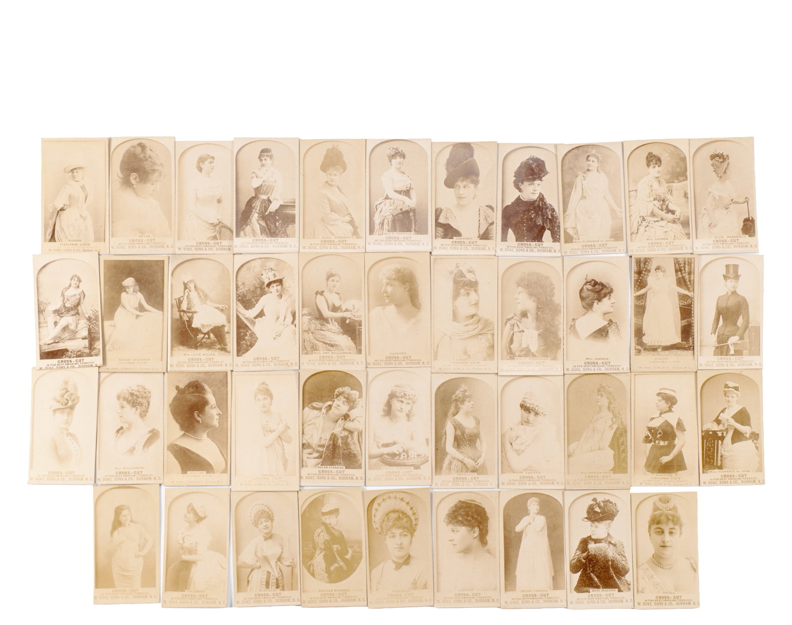 W.Duke, sons & Co. - Lot of tobacco cards, actresses - 1880's: W.Duke, sons & Co. États-Unis \ USA Lot de cartes de tabac, actrices (1880's) 42 cartes photographiques différentes, la plupart avec le nom de l'actrice indiqué Dimension: 4" x 2 1/4"